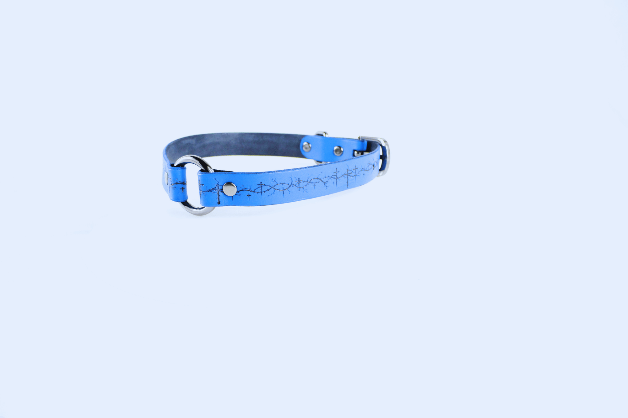 Barbed BDSM Collar – Blue Leather Choker with barbed-wire engraving and cross motif.