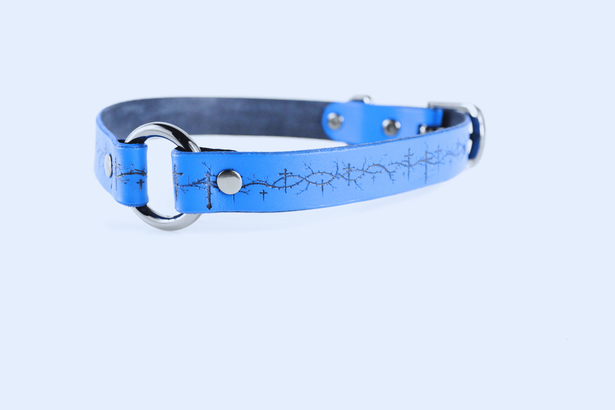 Barbed BDSM Collar – Blue leather choker with barbed-wire engraving and crosses, edgy gothic accessory.