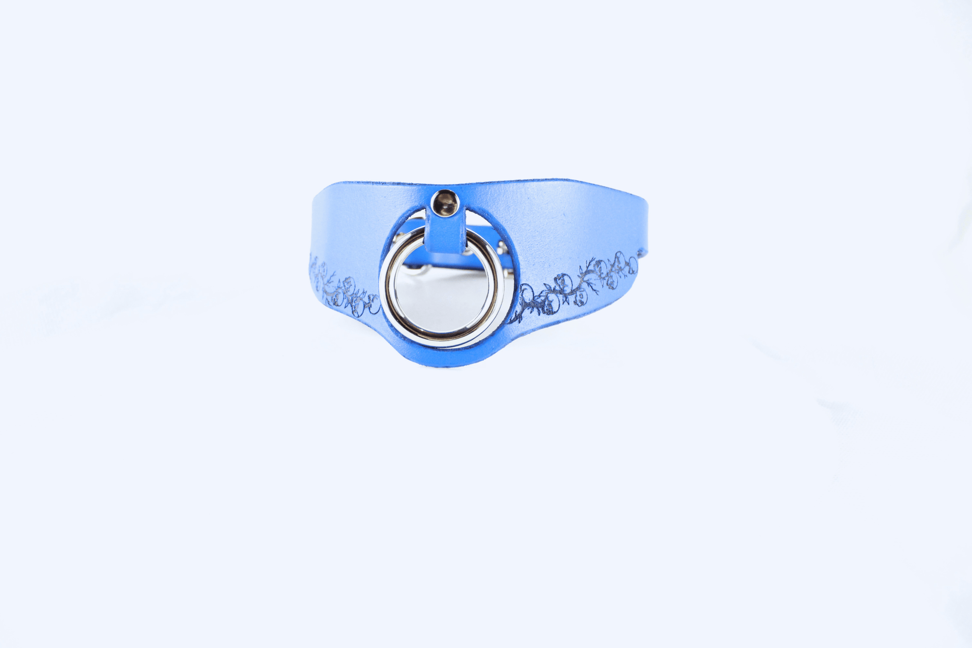 Submissive Collar with floral pattern in blue leather, featuring a metal ring, elegant and discreet day choker.
