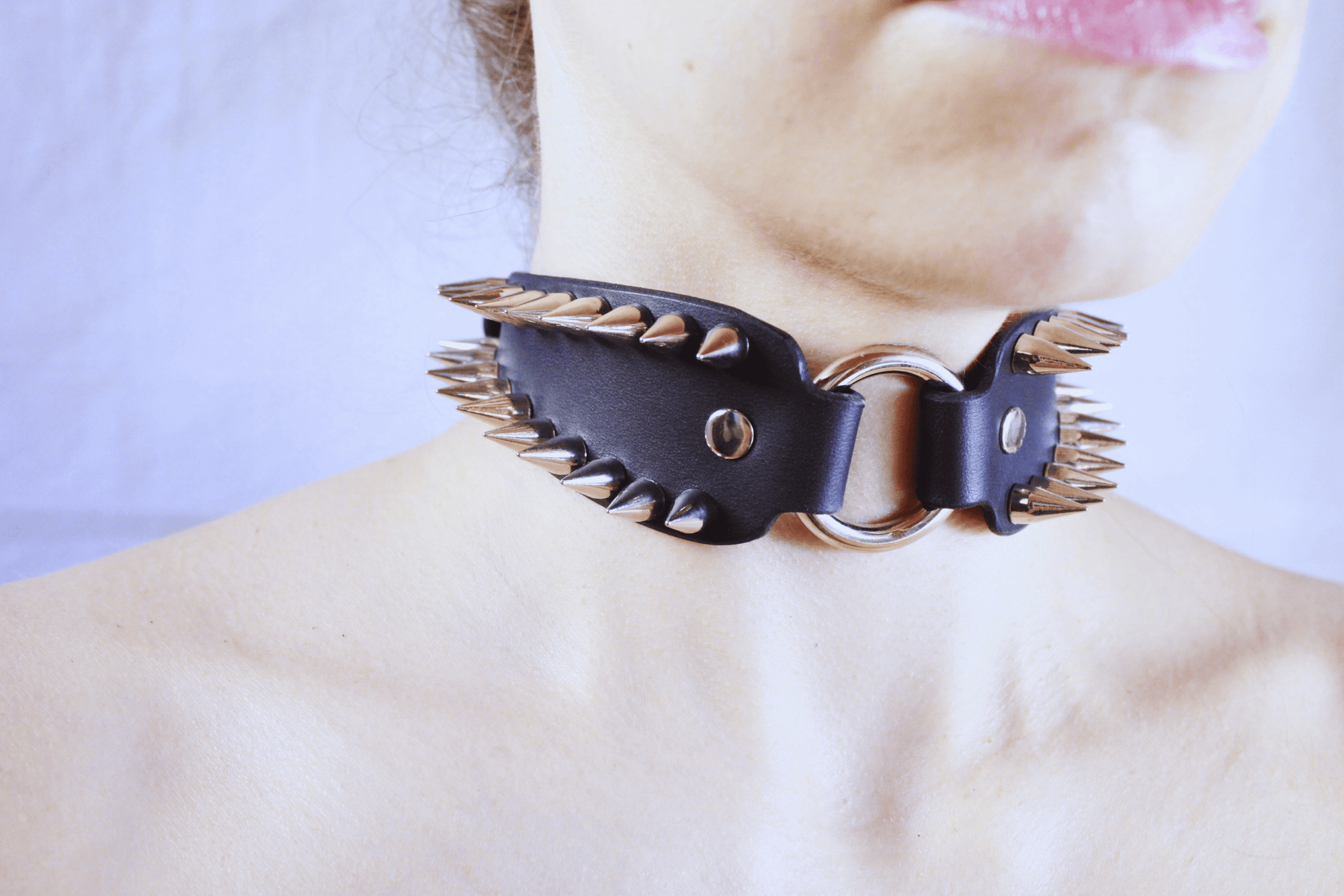Spiked Submissive Collar – Gothic BDSM choker featuring sharp metal spikes and polished D-rings for a bold look.