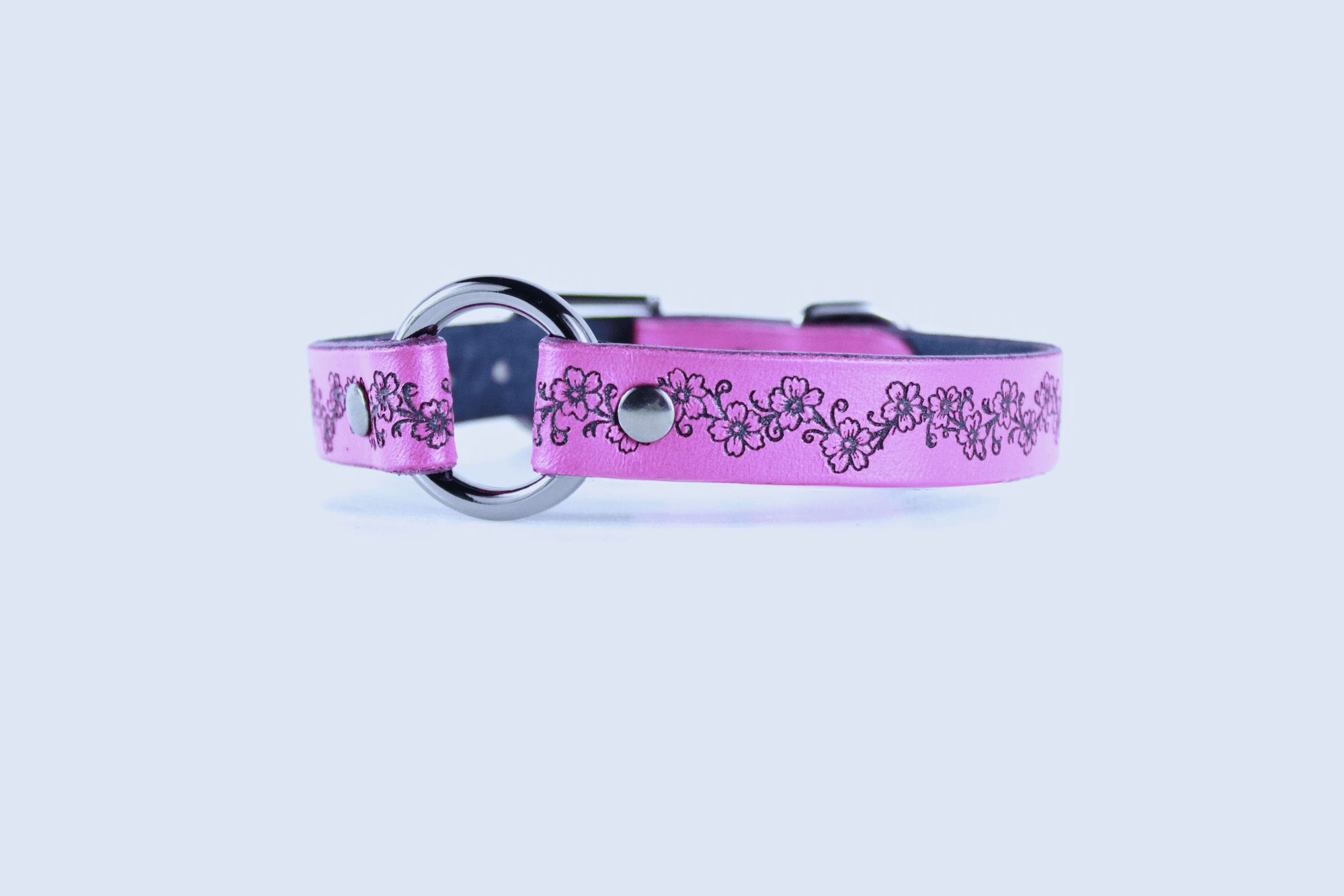 BDSM Collar Floral in pink leather with vine design, elegant submissive jewelry for refined seduction.