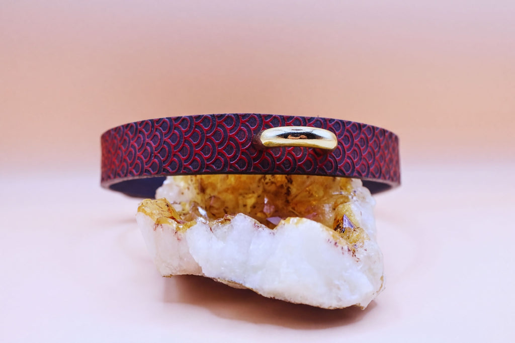 Elegant red leather submissive collar with scale texture, perfect for discreet daily wear and BDSM fashion.