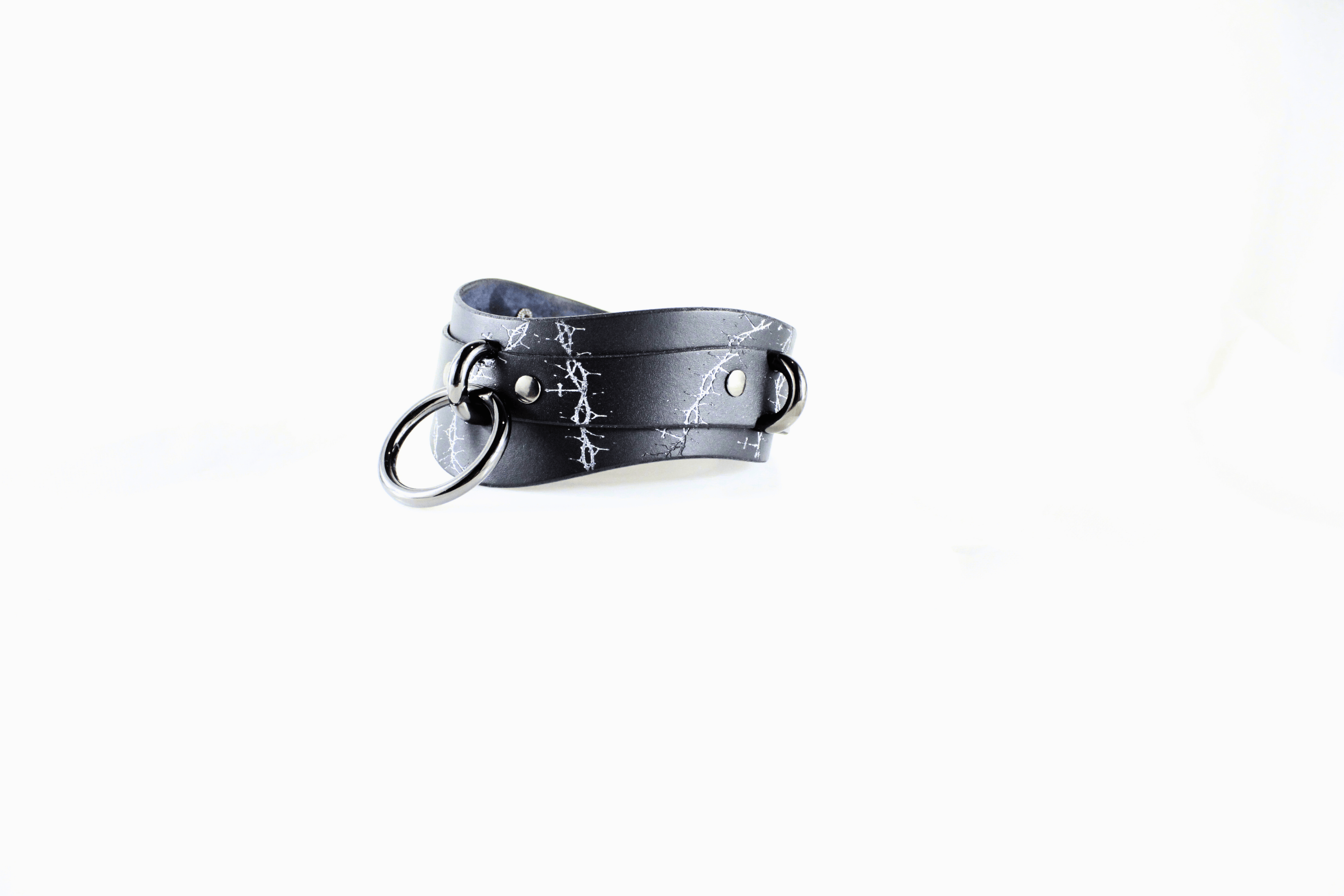 Thorned Submissive Collar – Gothic BDSM Choker with thorn pattern and metal rings.