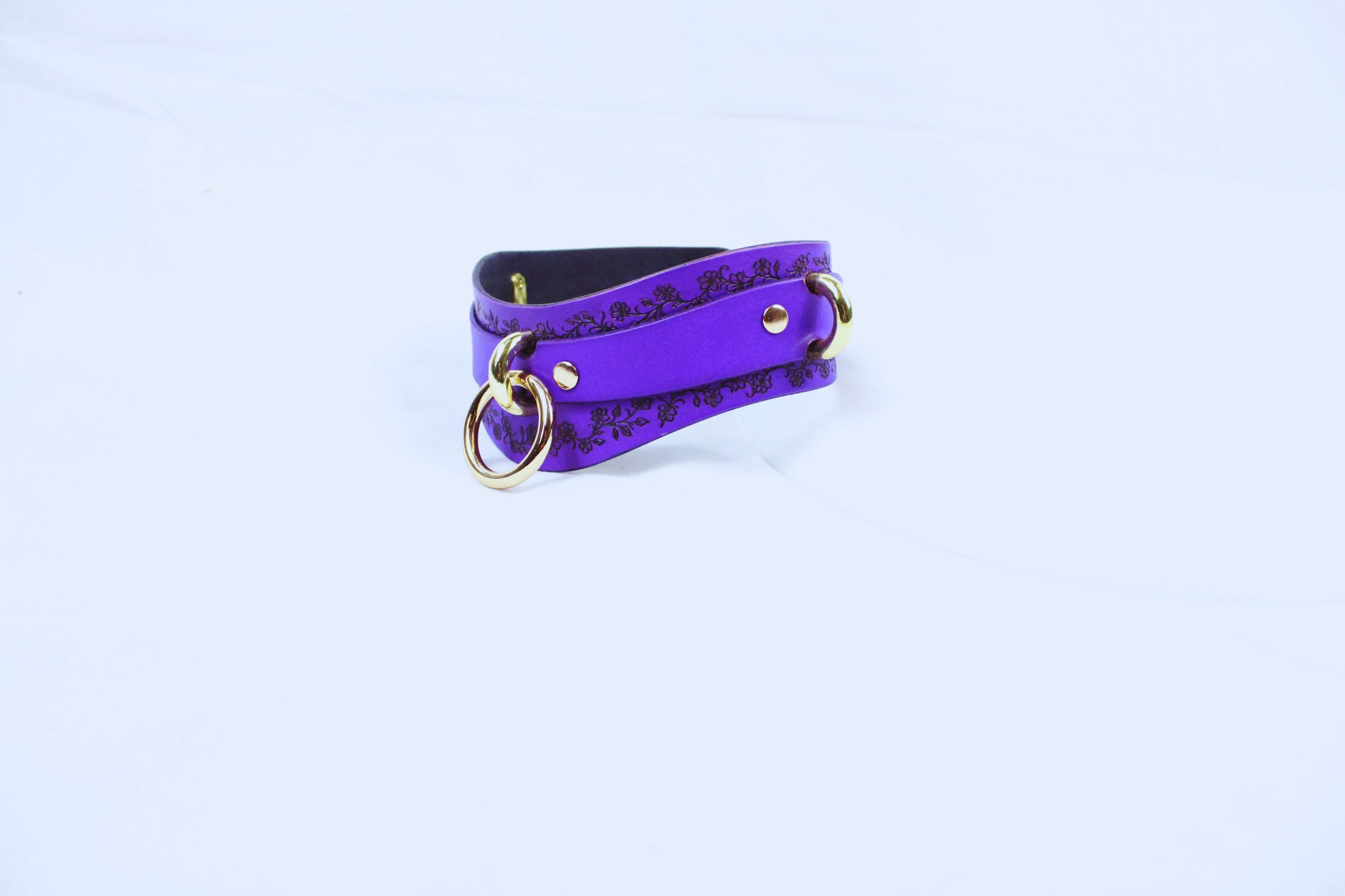 Purple Leather Floral Choker – Elegant collar with gold rings and floral motifs, perfect for showcasing beauty and devotion.