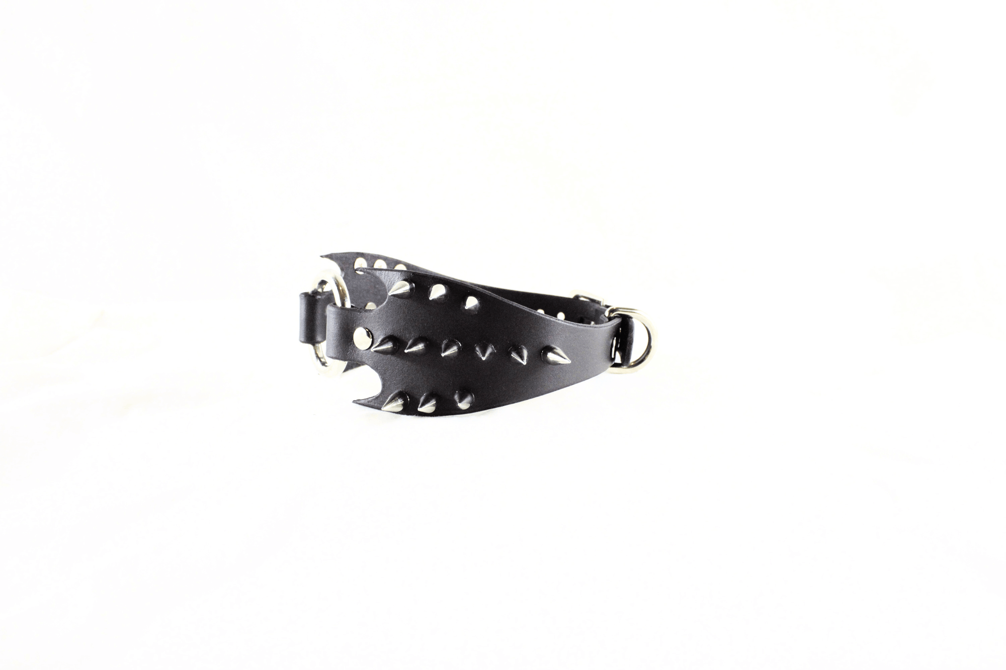 Predator Leather Submissive Collar – Spiked BDSM Posture Collar featuring a unique fang-wing design.