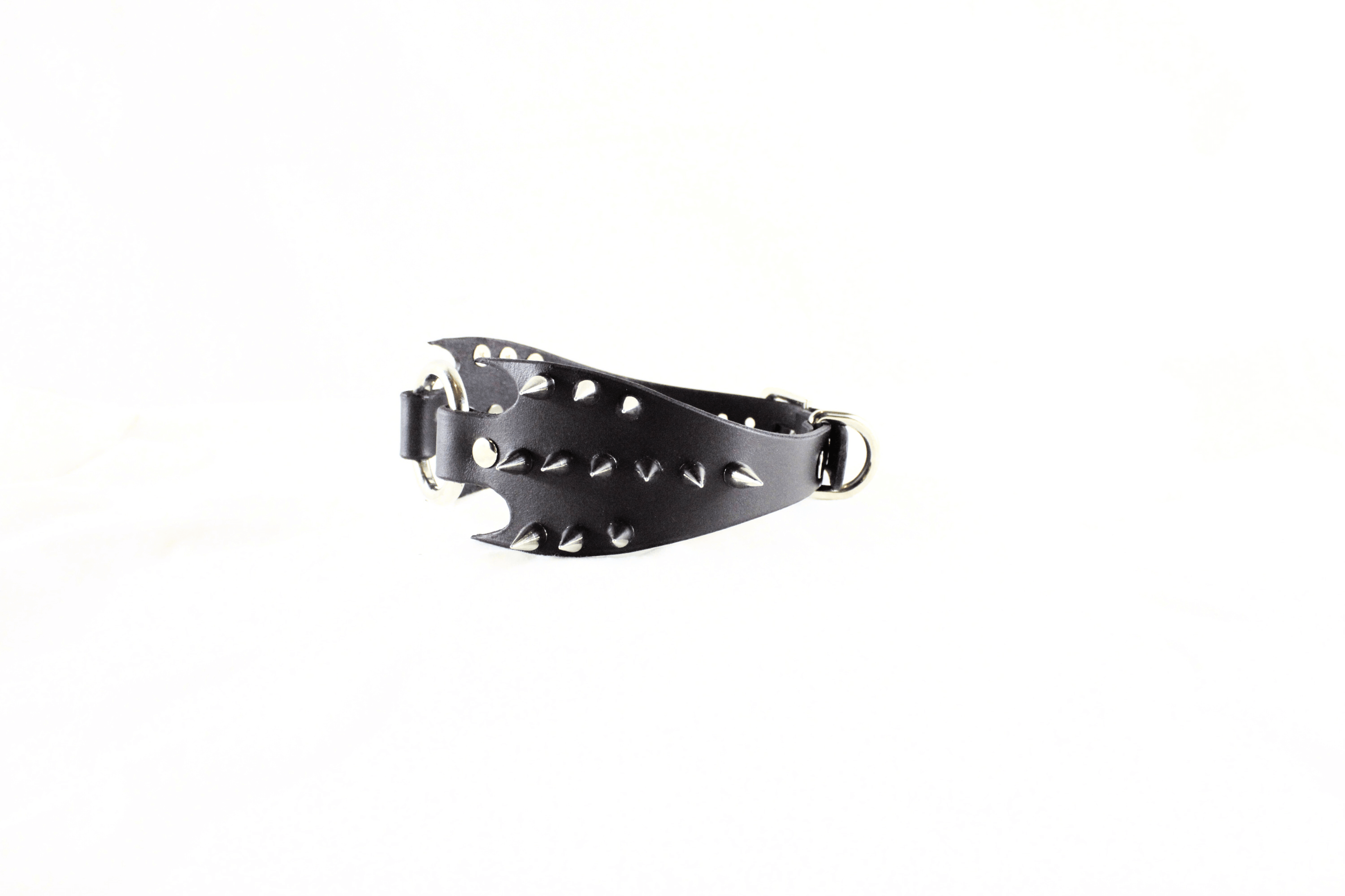 Predator Leather Submissive Collar – Spiked BDSM Posture Collar featuring a unique fang-wing design.