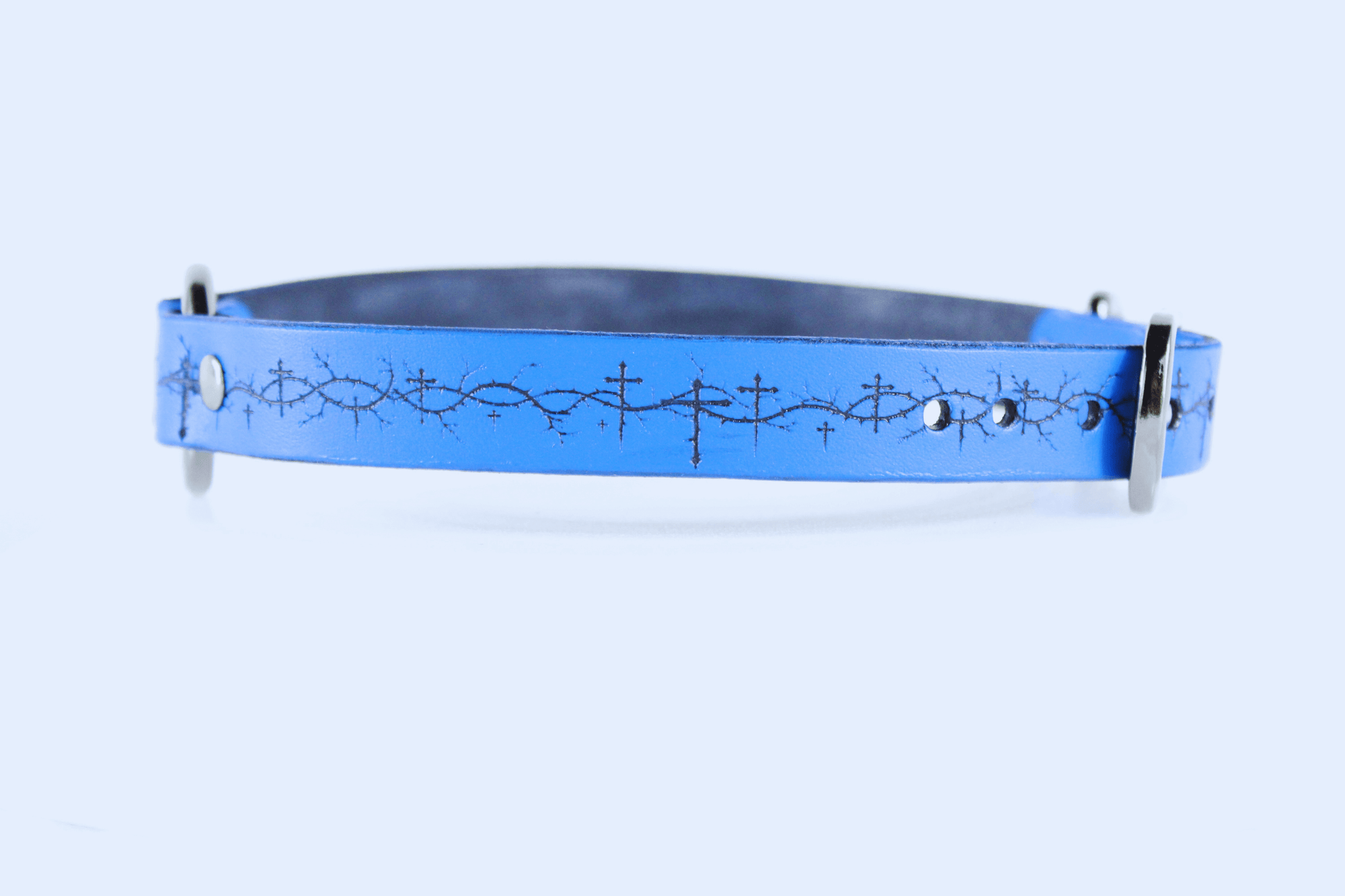 Barbed BDSM Collar – blue leather choker with cross motif and barbed-wire engraving.