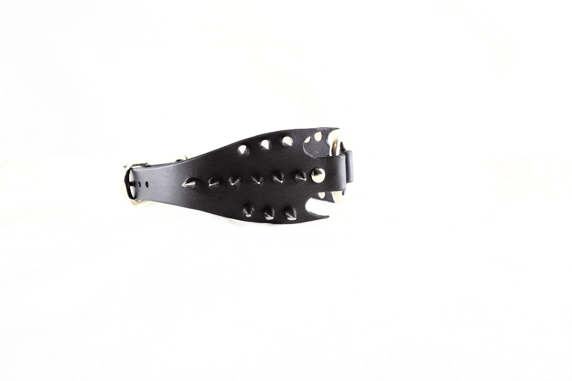 Predator Leather Submissive Collar – Spiked BDSM Posture Collar with fang-wing design in premium black leather.