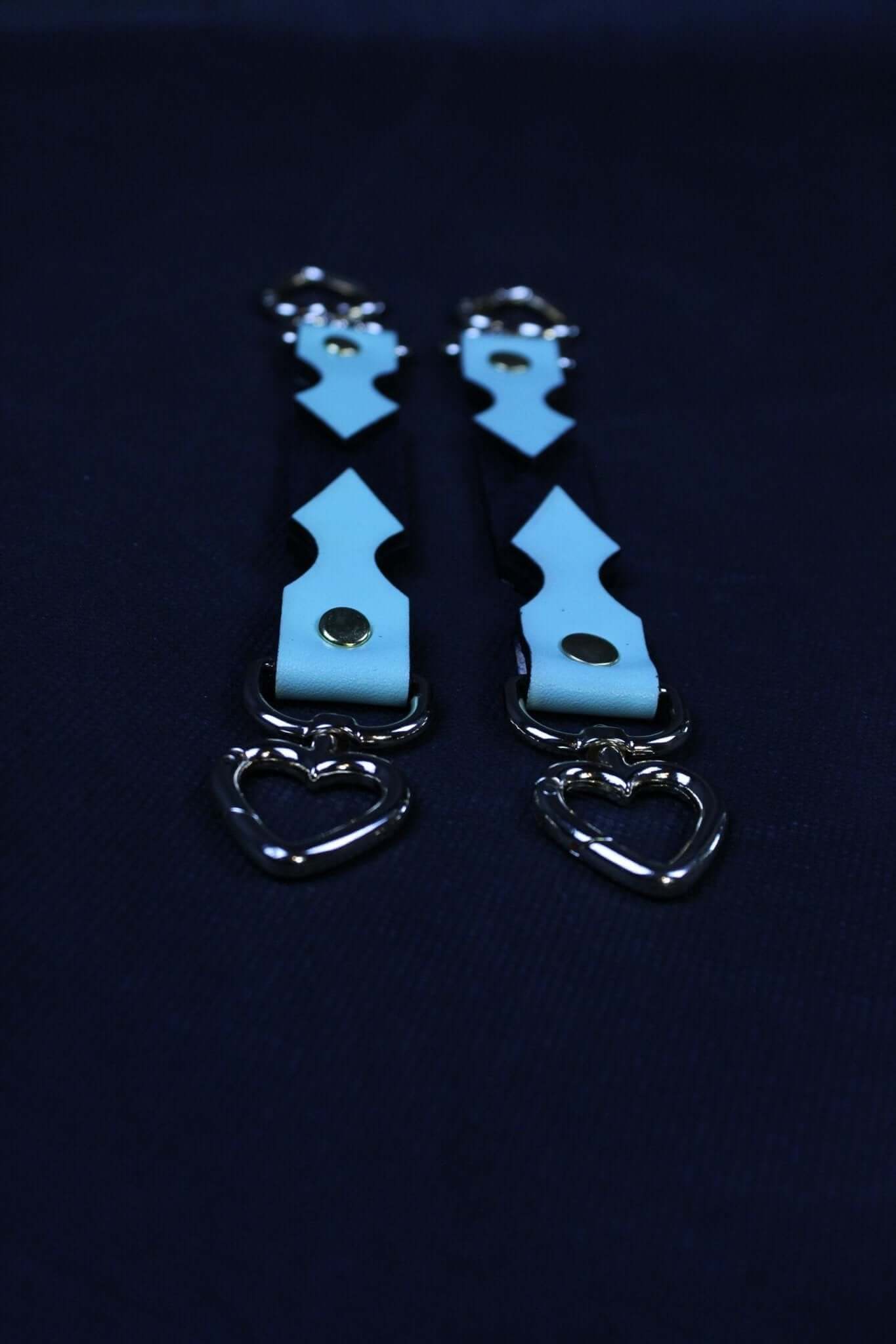4-way bondage connector in black and blue with heart clasps, ideal for BDSM cuffs and collars, perfect for full-control restraint.