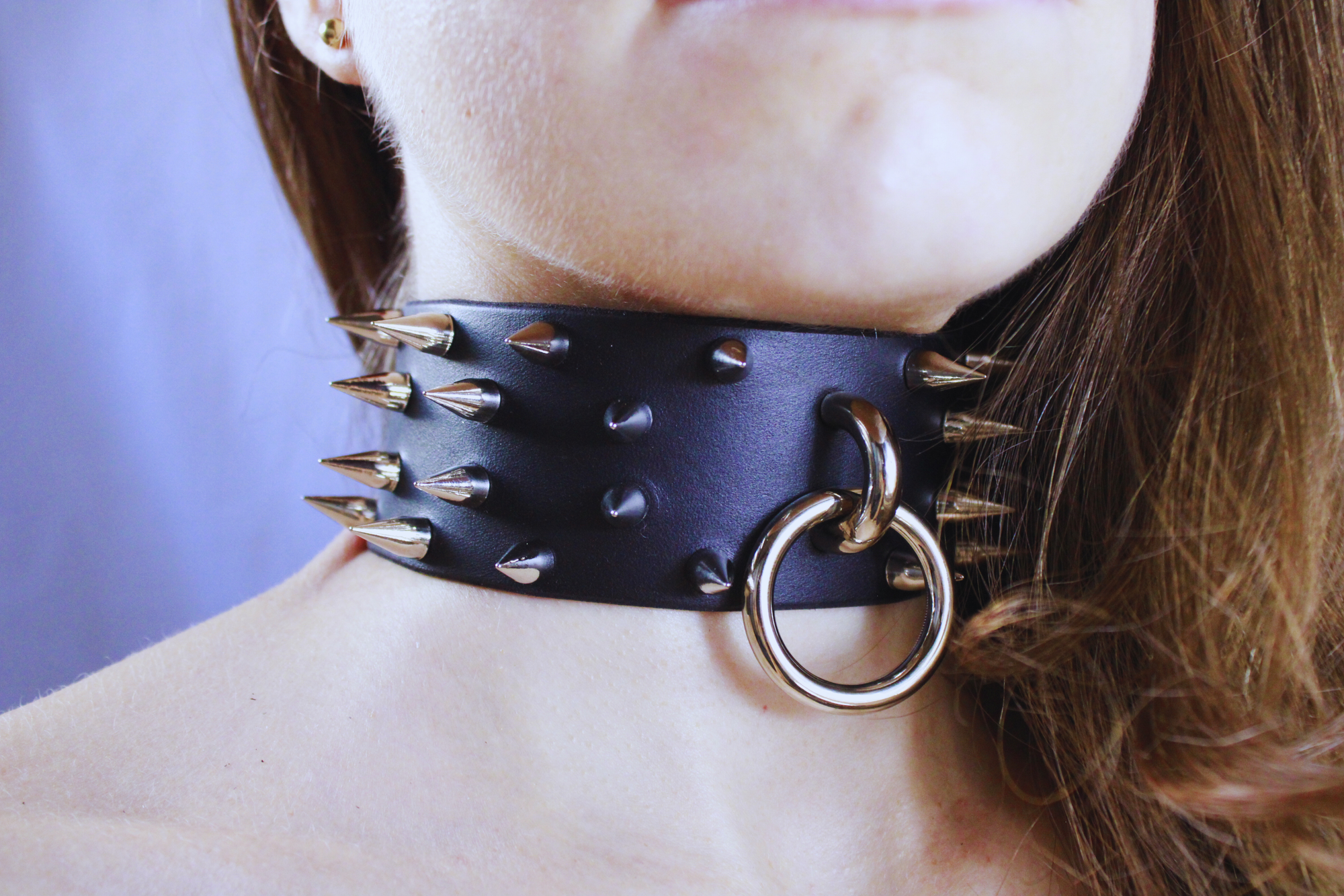 Rogue BDSM Collar – Spiked Posture Choker showcasing steel spikes and a central metal ring.