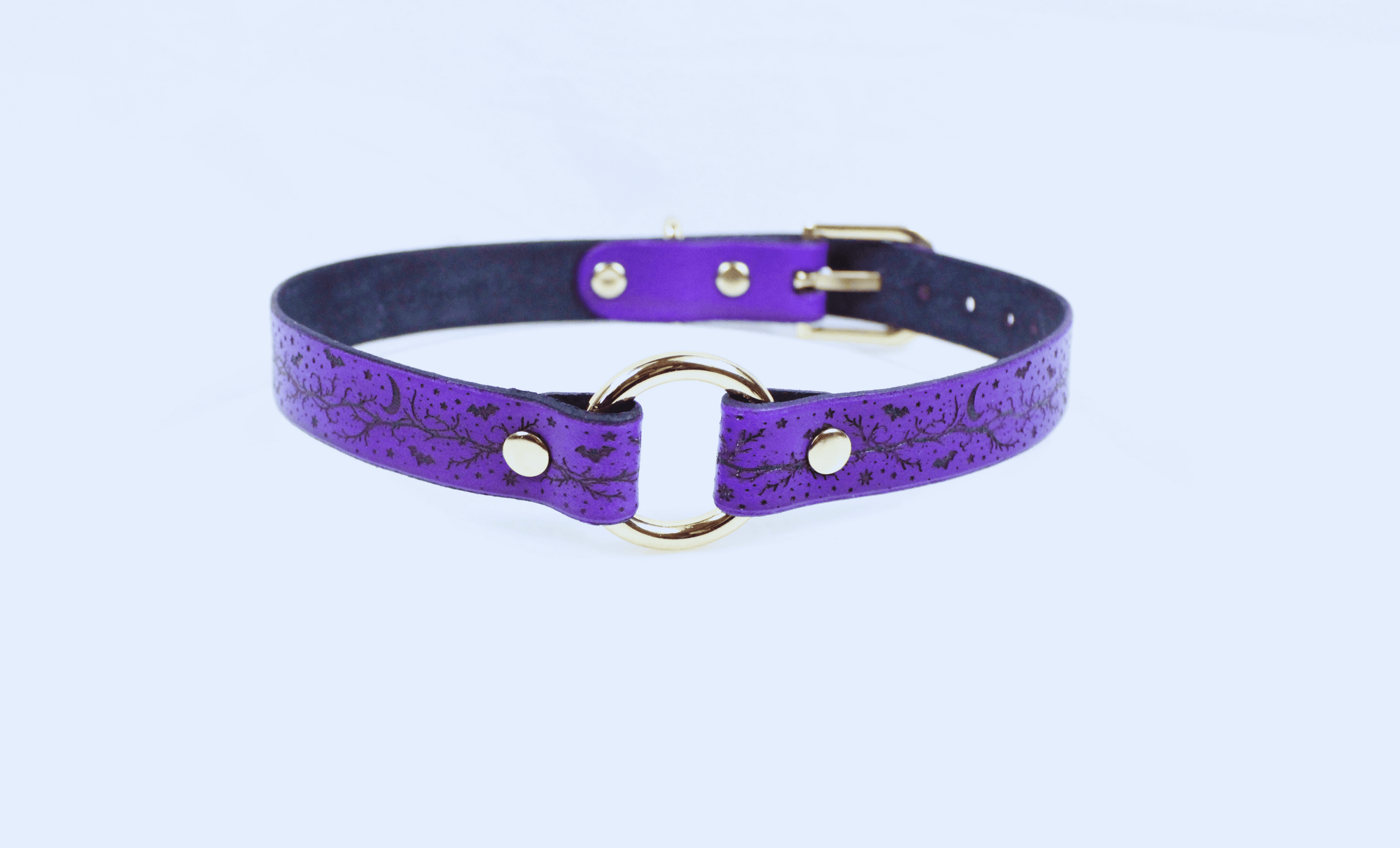 Bats Leather Choker – Gothic discreet day collar jewelry with purple leather and gold accents.