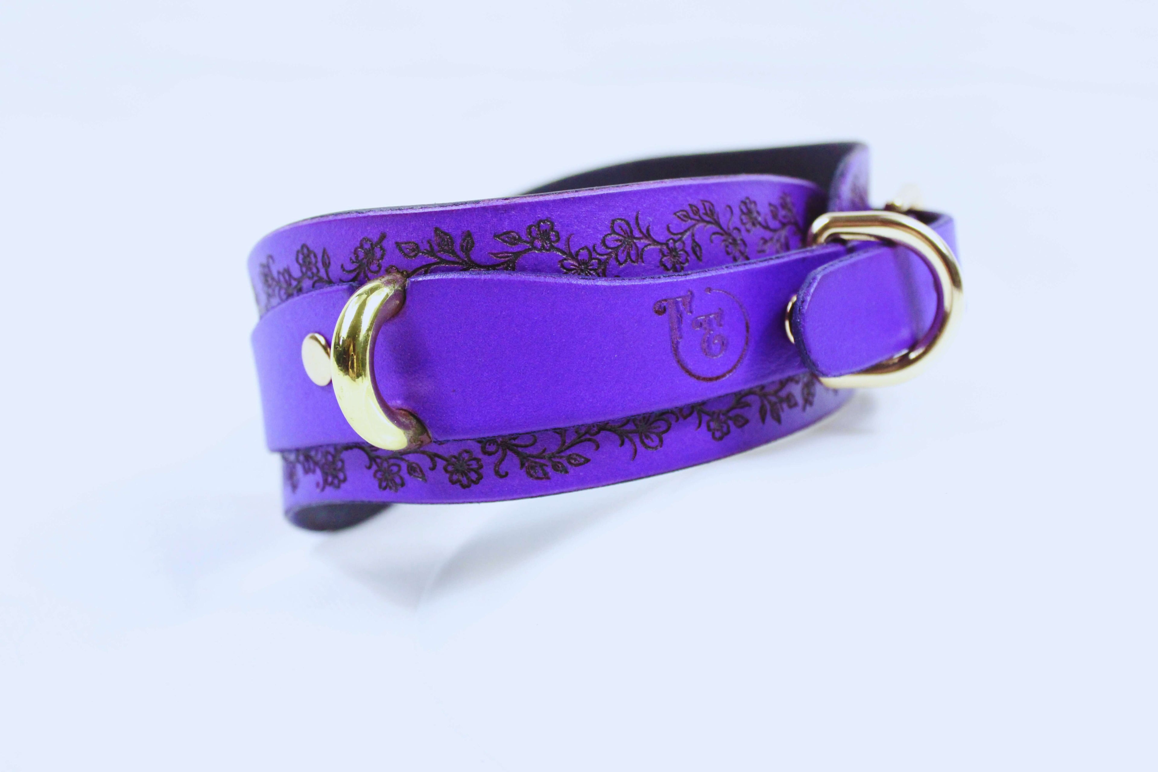Purple Leather Floral Choker – Elegant collar with gold rings and floral motifs for beauty and devotion.
