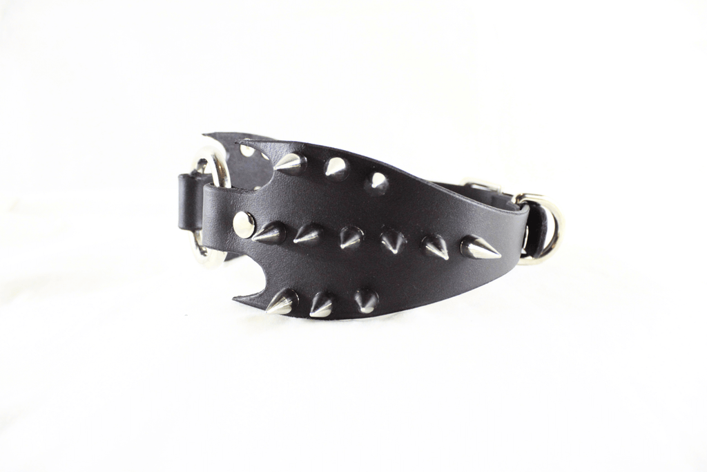 Predator Leather Submissive Collar – Spiked BDSM Posture Collar with unique fang-wing design and sharp spikes.