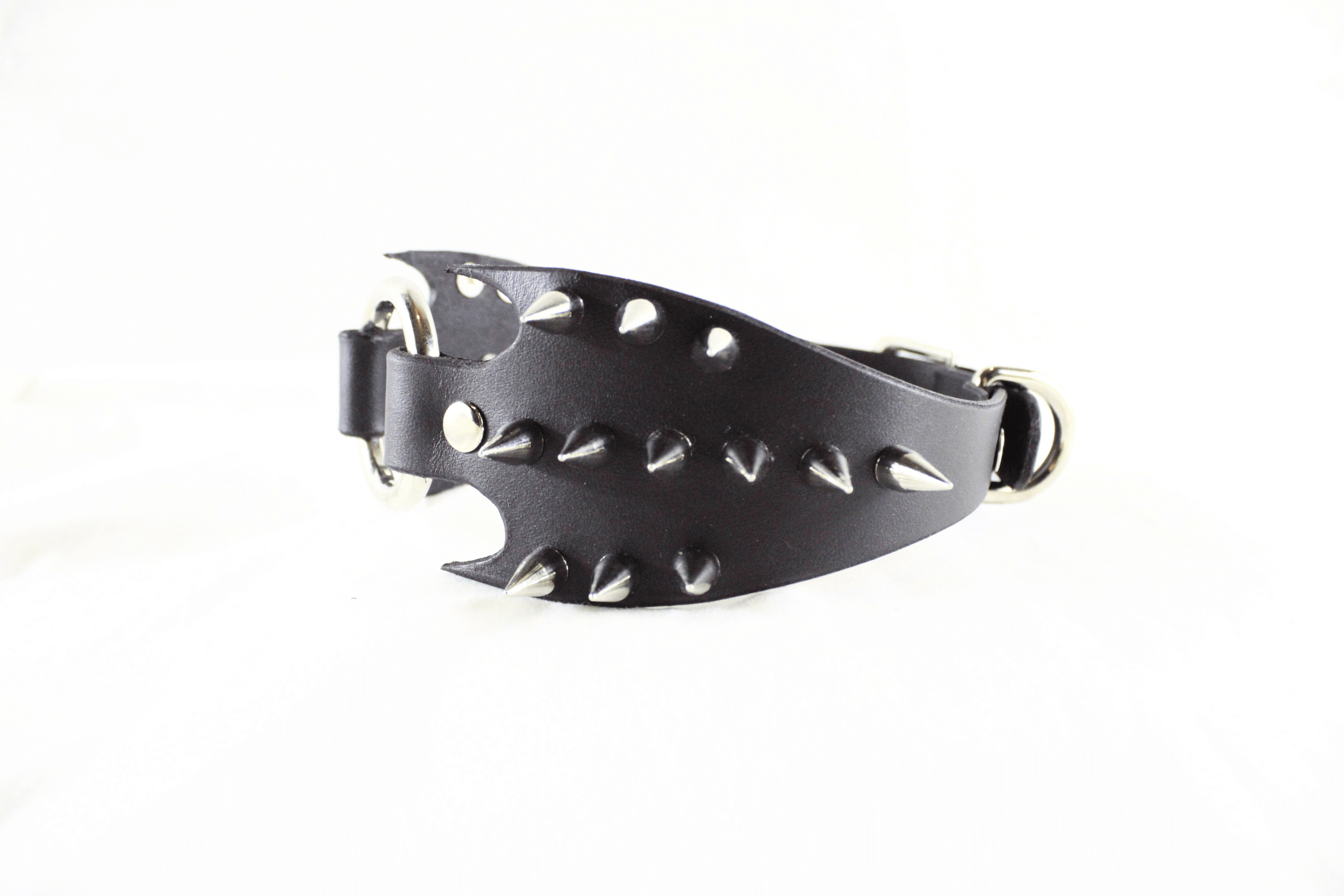 Predator Leather Submissive Collar – Spiked BDSM Posture Collar with unique fang-wing design and sharp spikes.