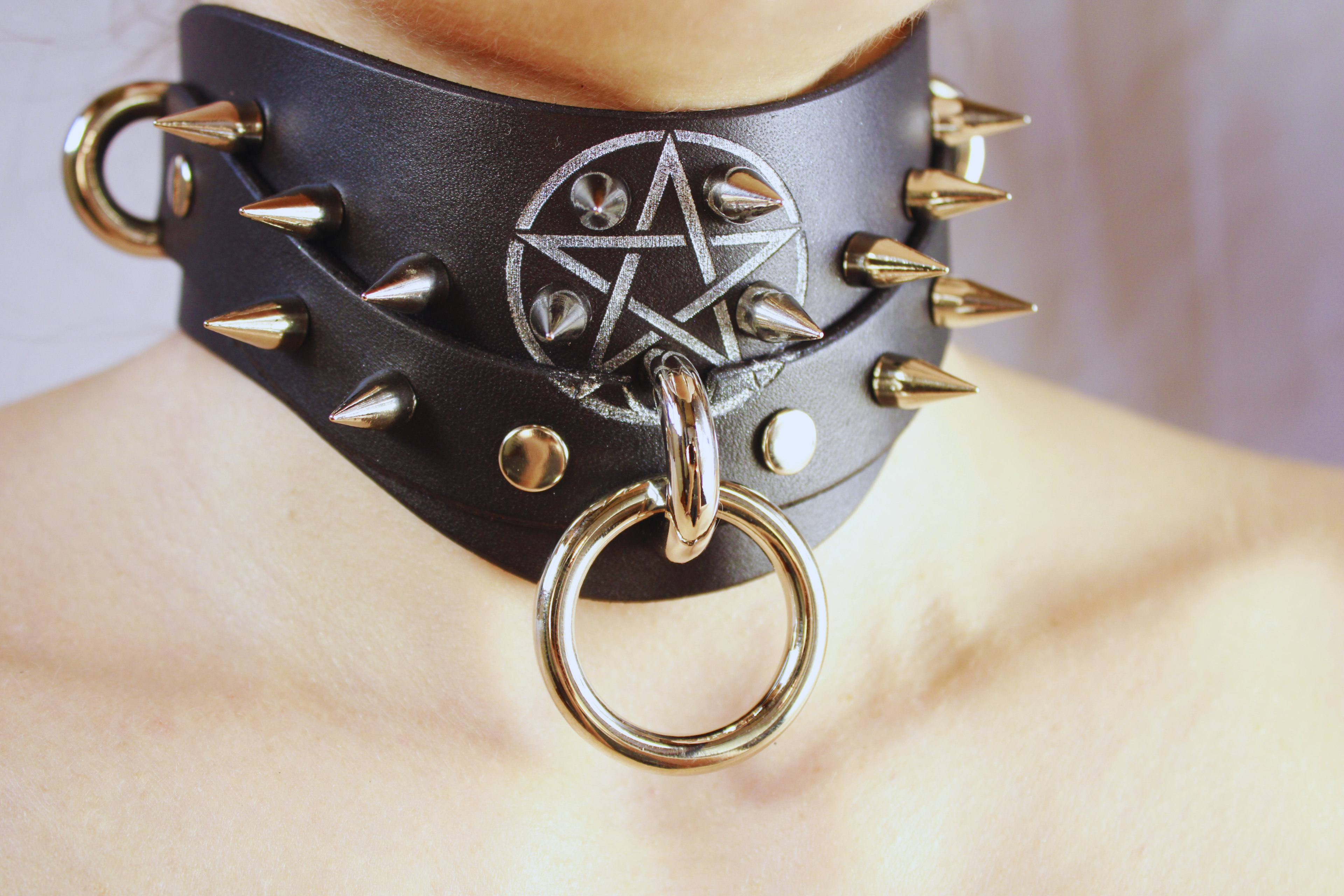 Pentagram BDSM Collar – Spiked posture submissive choker with O-rings for gothic fashion and devotion.