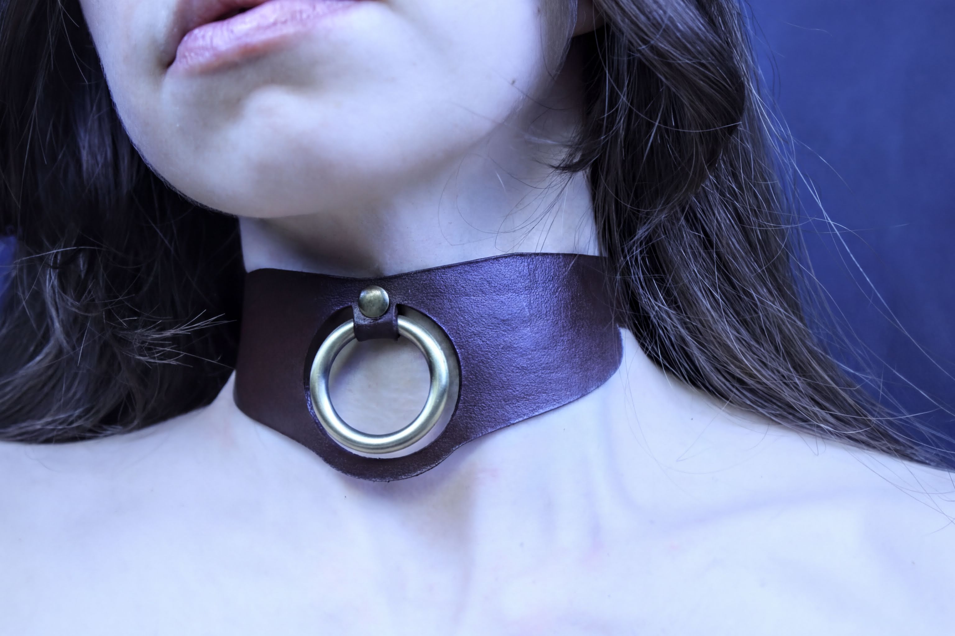 Minimalist leather posture collar with an O-ring, perfect BDSM submissive jewelry and discreet day collar.