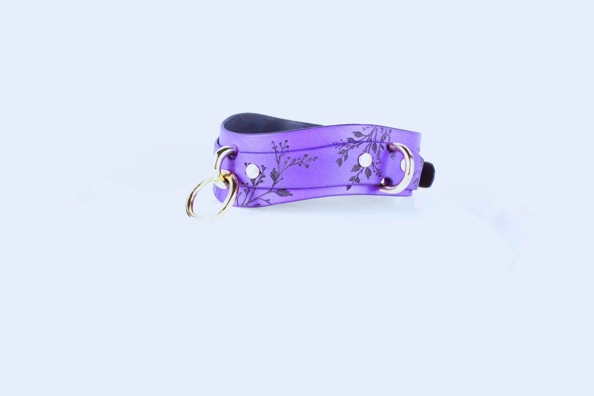 Purple Floral Submissive Collar with Gold O-Ring – Elegant BDSM Choker in a delicate floral design.