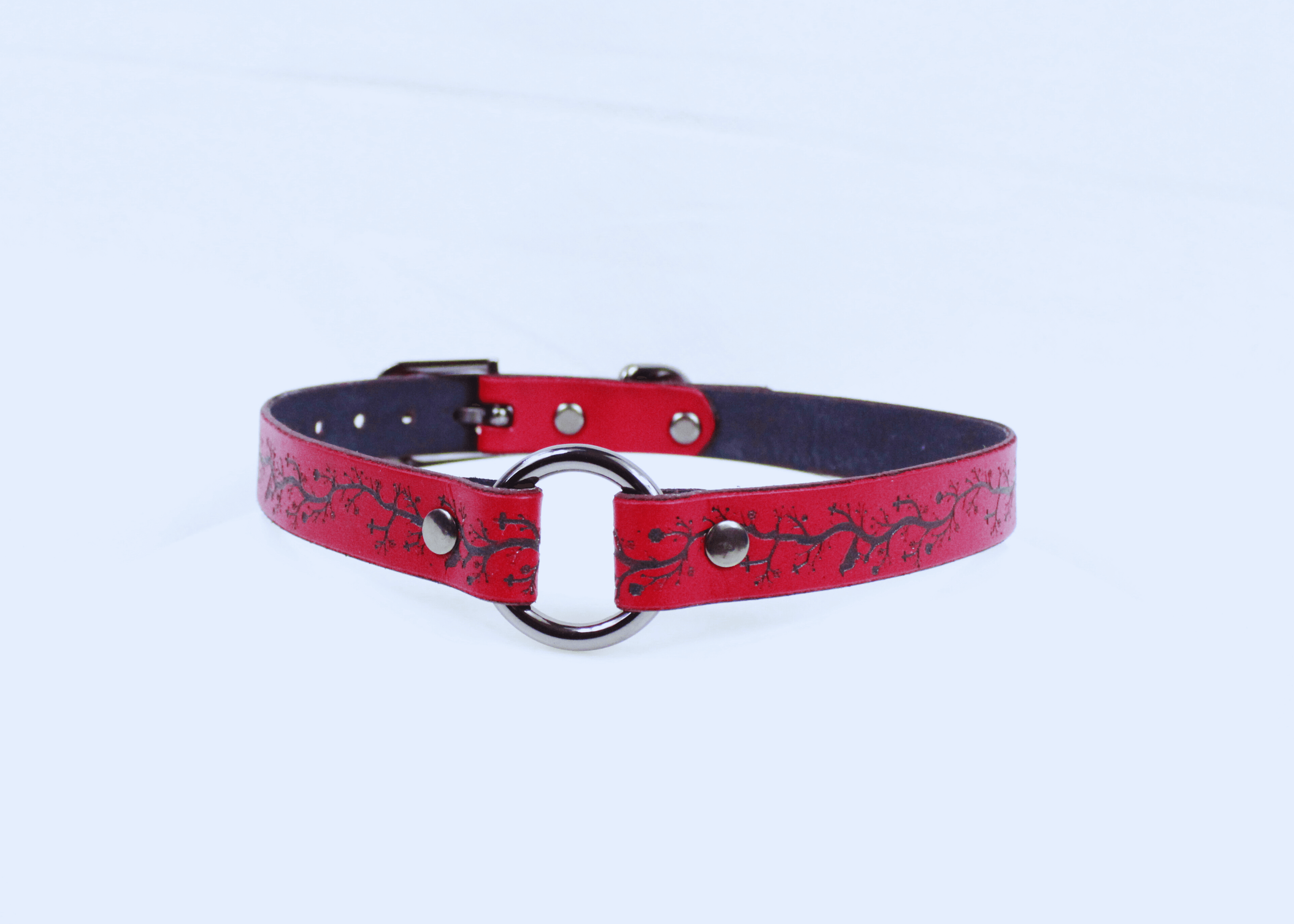 Gothic Submissive Collar – Leather BDSM Choker with Vine Cross Pattern in red leather and metal ring.