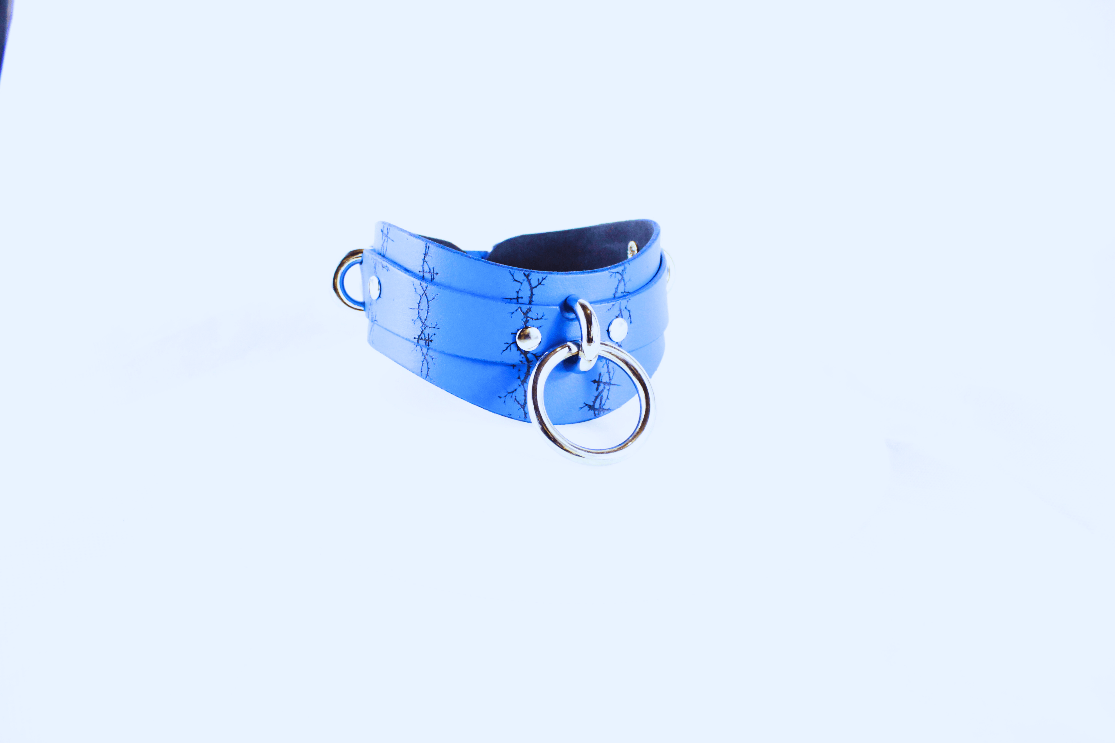 Barbed BDSM Collar – Blue Leather Submissive Collar with Rings, featuring polished rings and a sleek design.