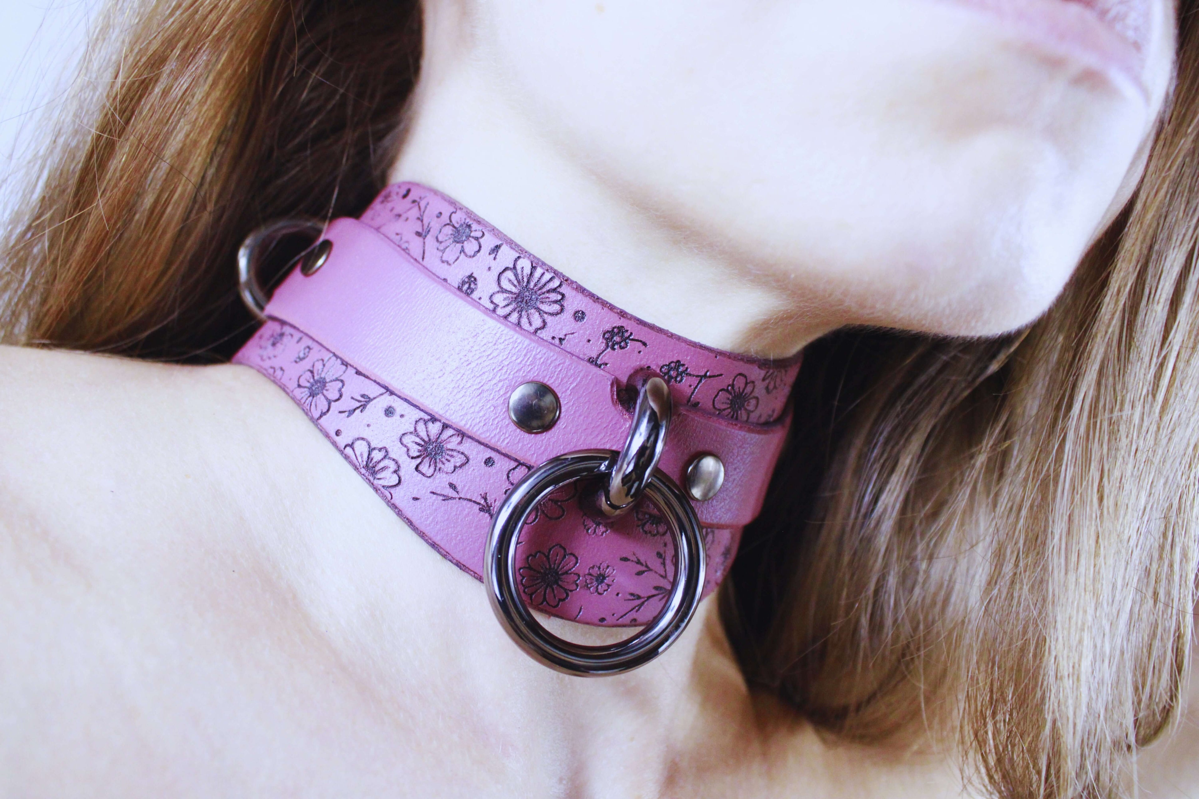 Floral Leather Sub Collar – Discreet Day Collar Choker Jewelry, mauve leather with floral patterns and ring.