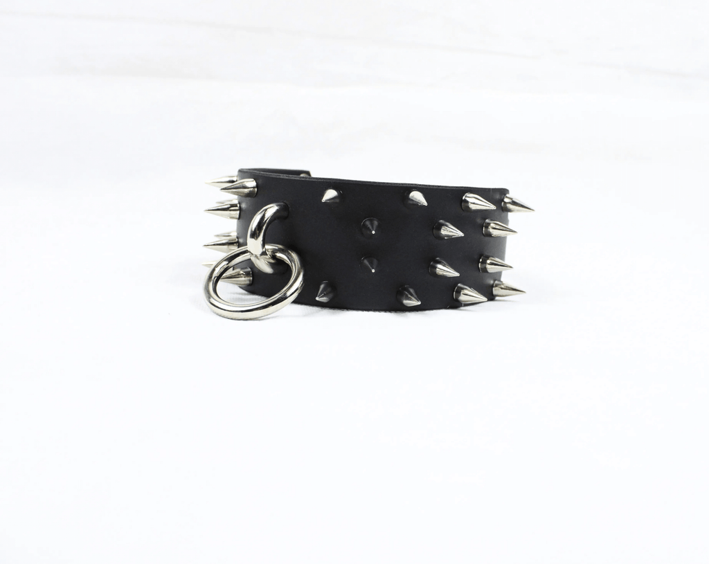 Rogue BDSM Collar – Spiked leather posture choker with steel spikes and metal rings for dominance and elegance.