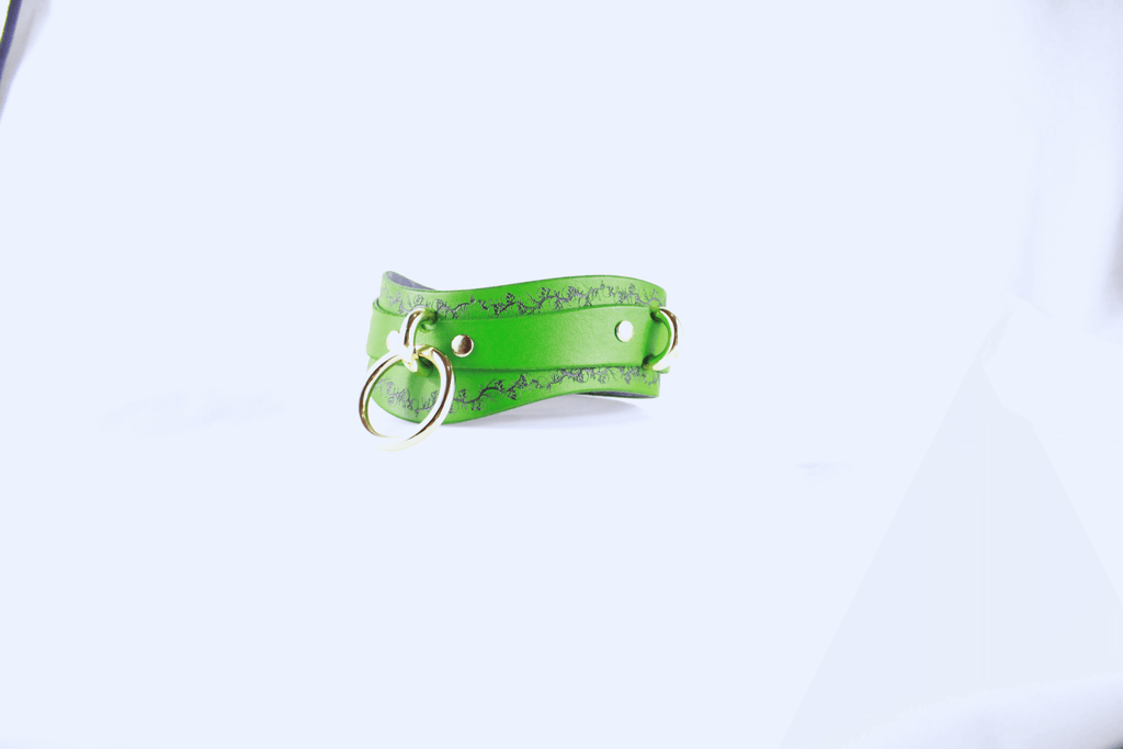 Skull Leather Choker with floral skull motif in green, a chic and discreet accessory for a rebellious look.