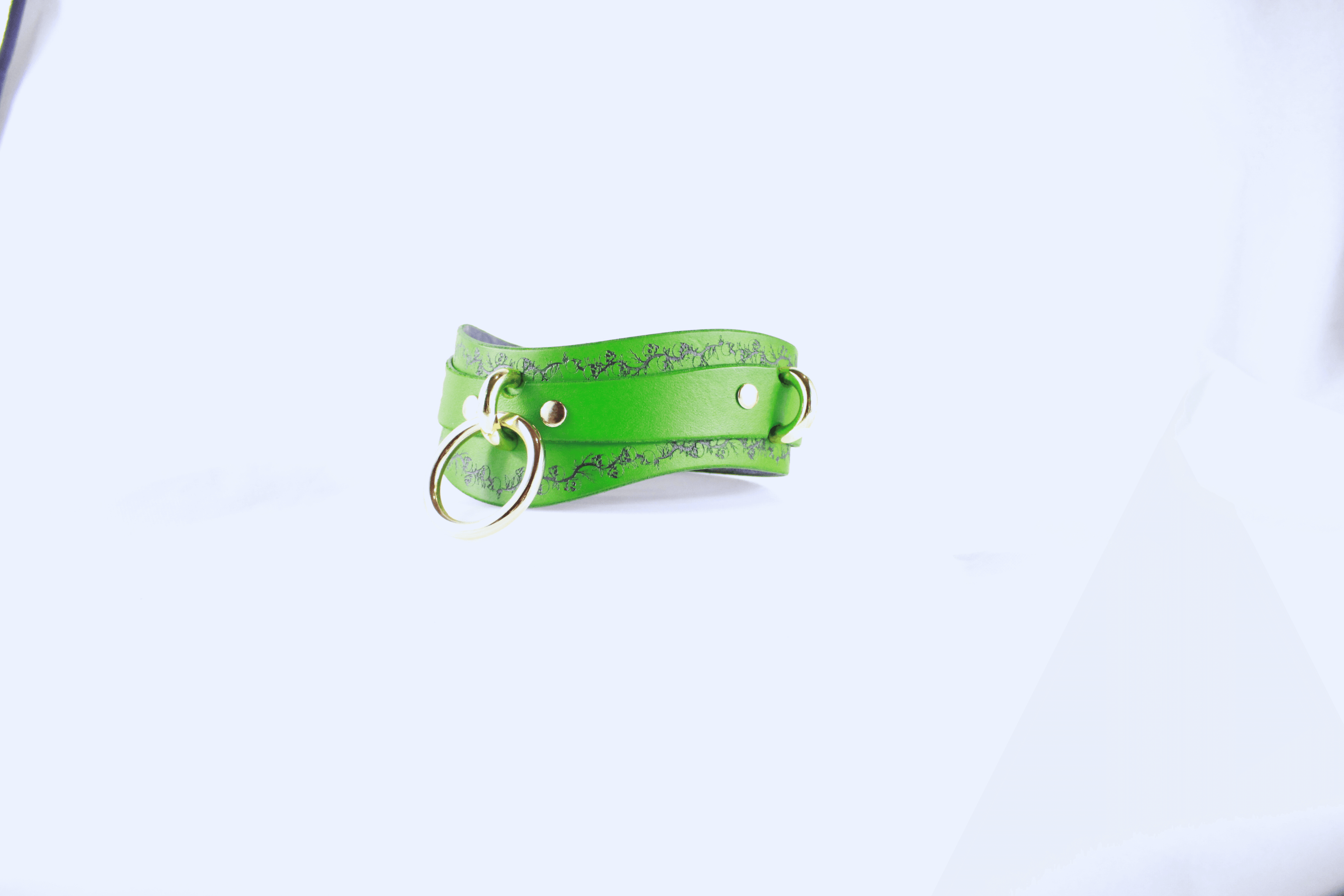 Skull Leather Choker with floral skull motif in green, a chic and discreet accessory for a rebellious look.