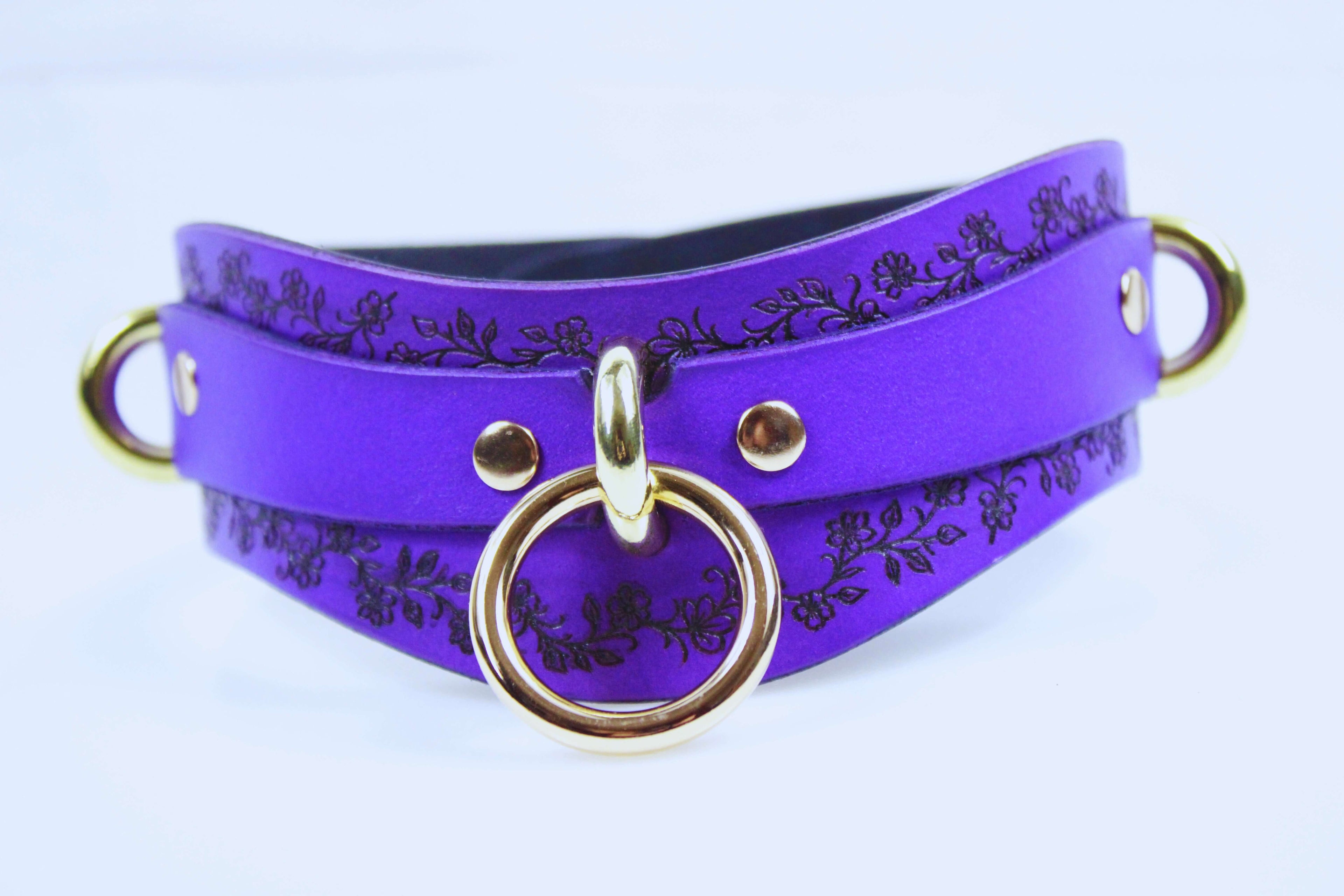 Purple Leather Floral Choker – Elegant collar with gold rings and floral motifs.