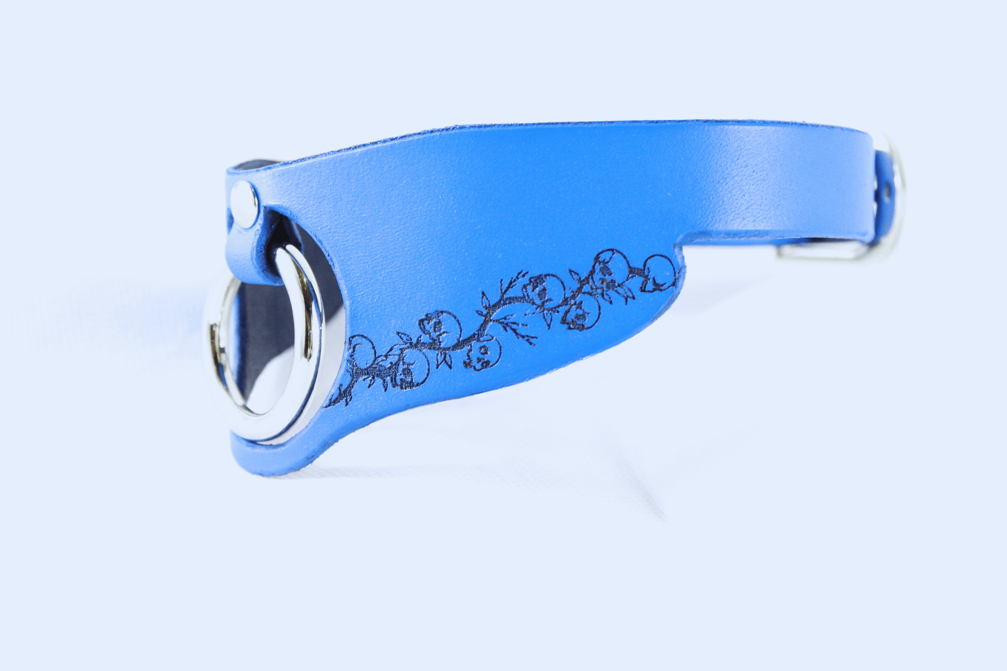 Submissive Collar with floral pattern in blue leather, featuring a delicate black floral design, perfect for day wear.