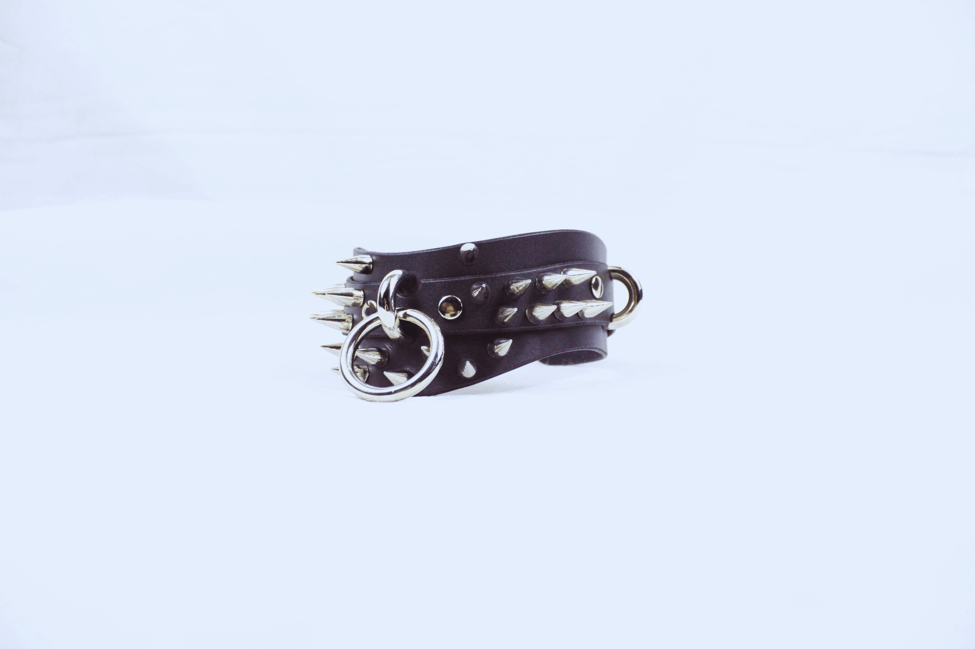 Spiked Posture BDSM Collar – Gothic Submissive Choker with O-Rings, featuring spikes and metal hardware.
