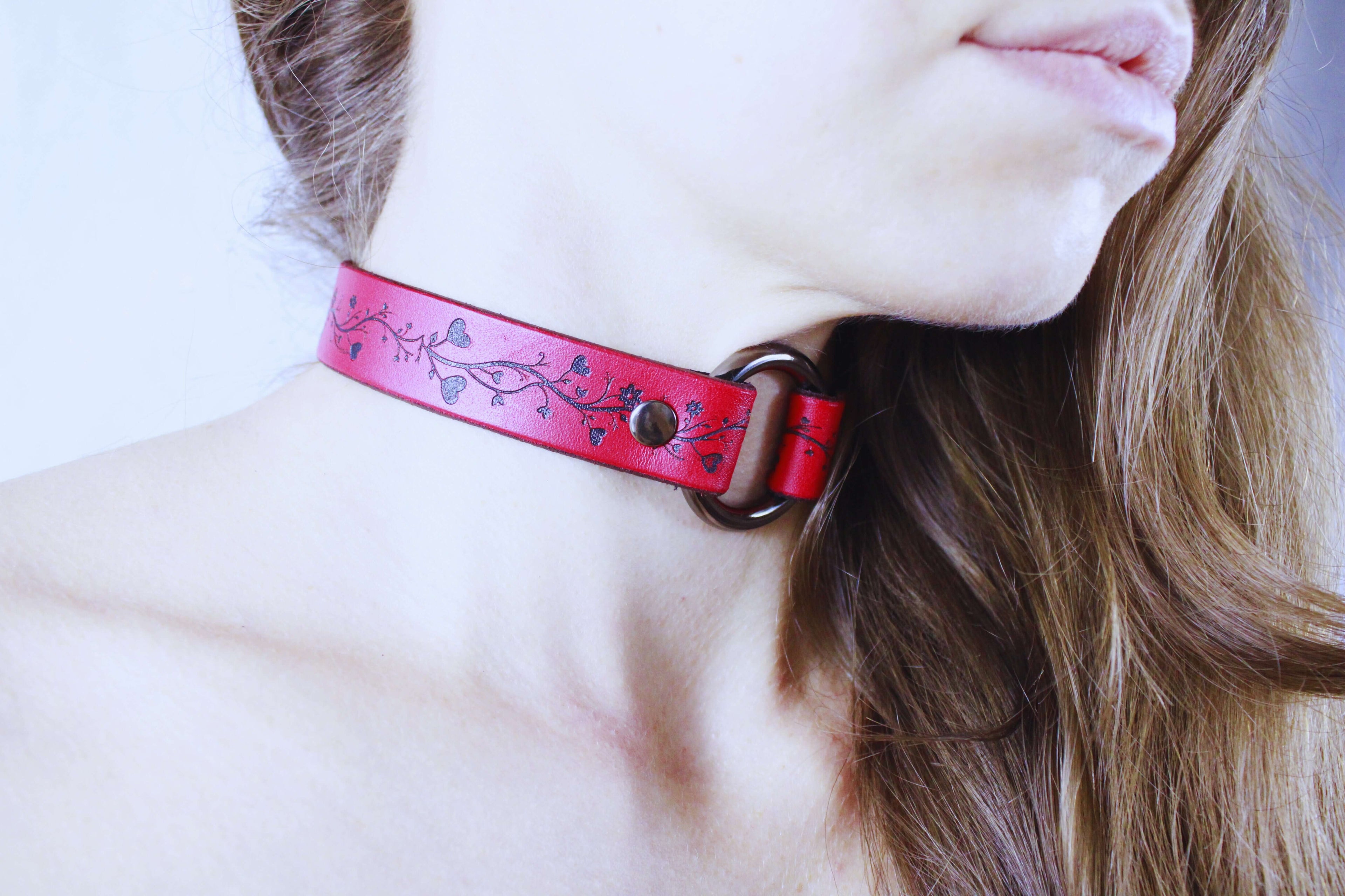 Vine Pattern Submissive Collar – Discreet BDSM Leather Choker worn elegantly with vine motifs on red leather.