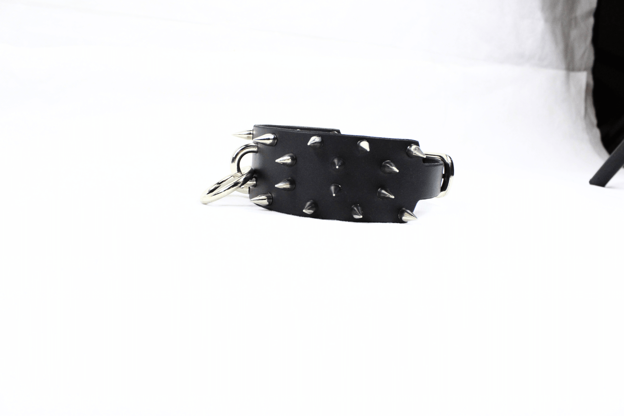 Rogue BDSM Collar – Spiked posture choker showcasing steel spikes and leather design.