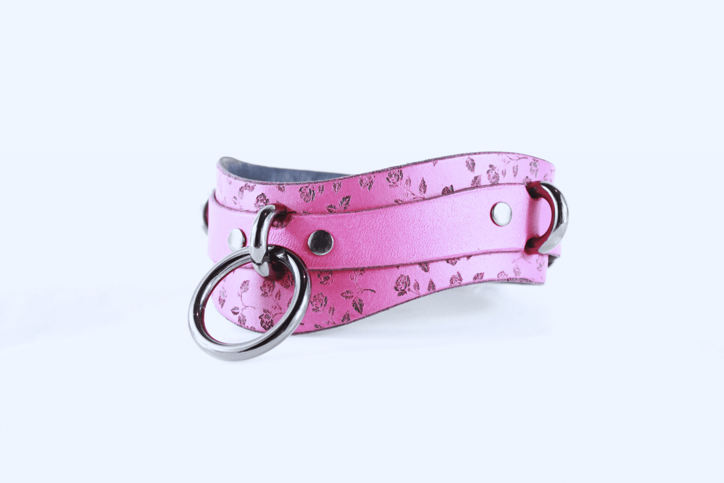 Rose Leather Submissive Collar – Soft pink leather collar with metal rings for discreet day wear.