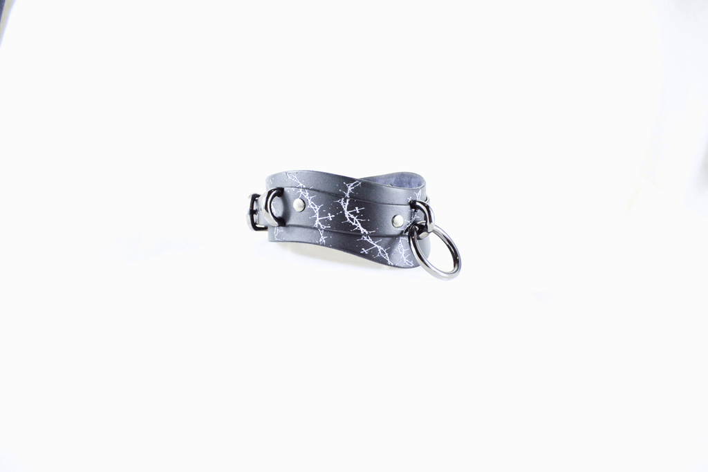 Thorned Submissive Collar – Gothic BDSM choker with thorn pattern and metal ring, crafted from leather.