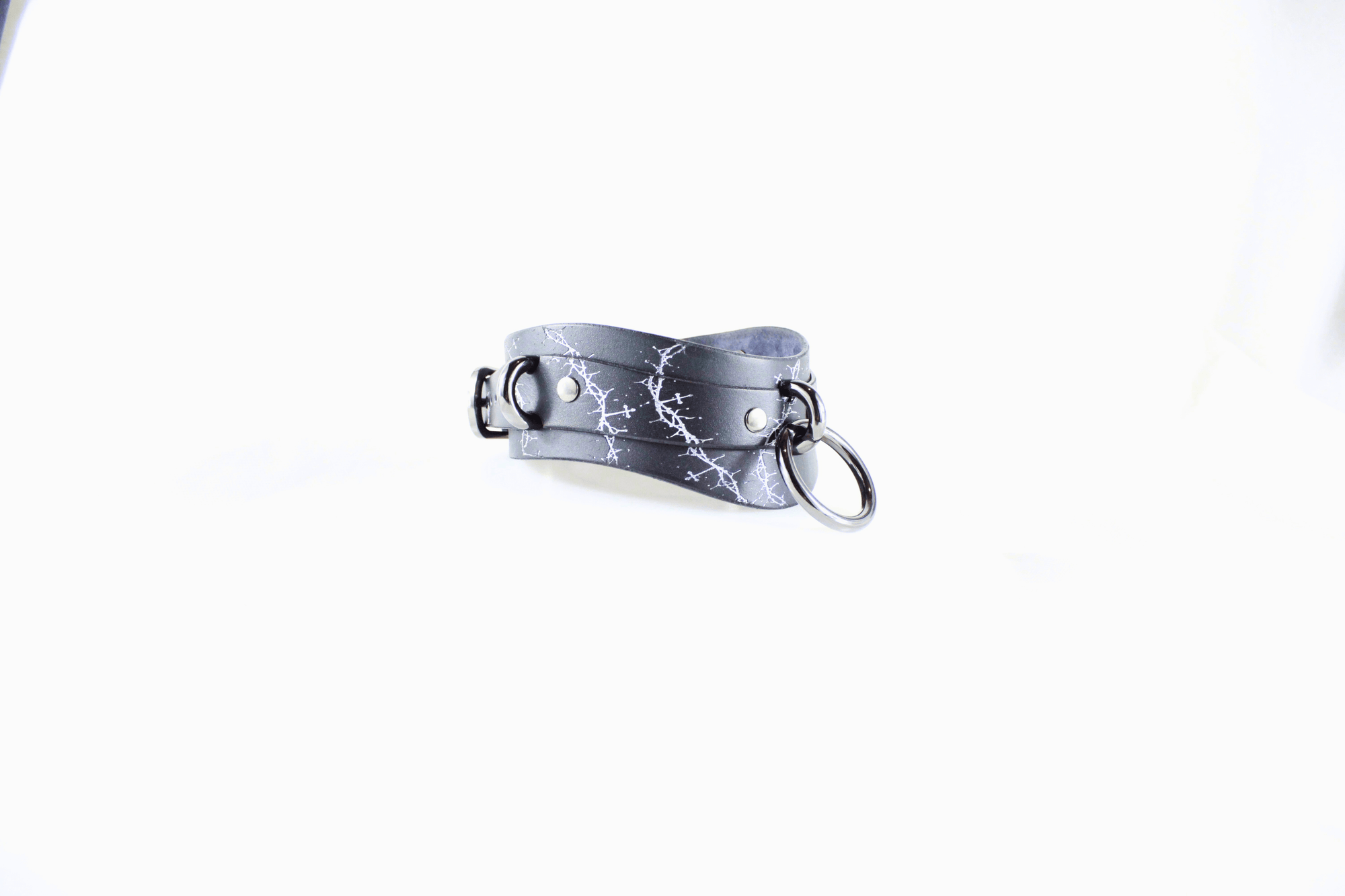 Thorned Submissive Collar – Gothic BDSM choker with thorn pattern and metal ring, crafted from leather.