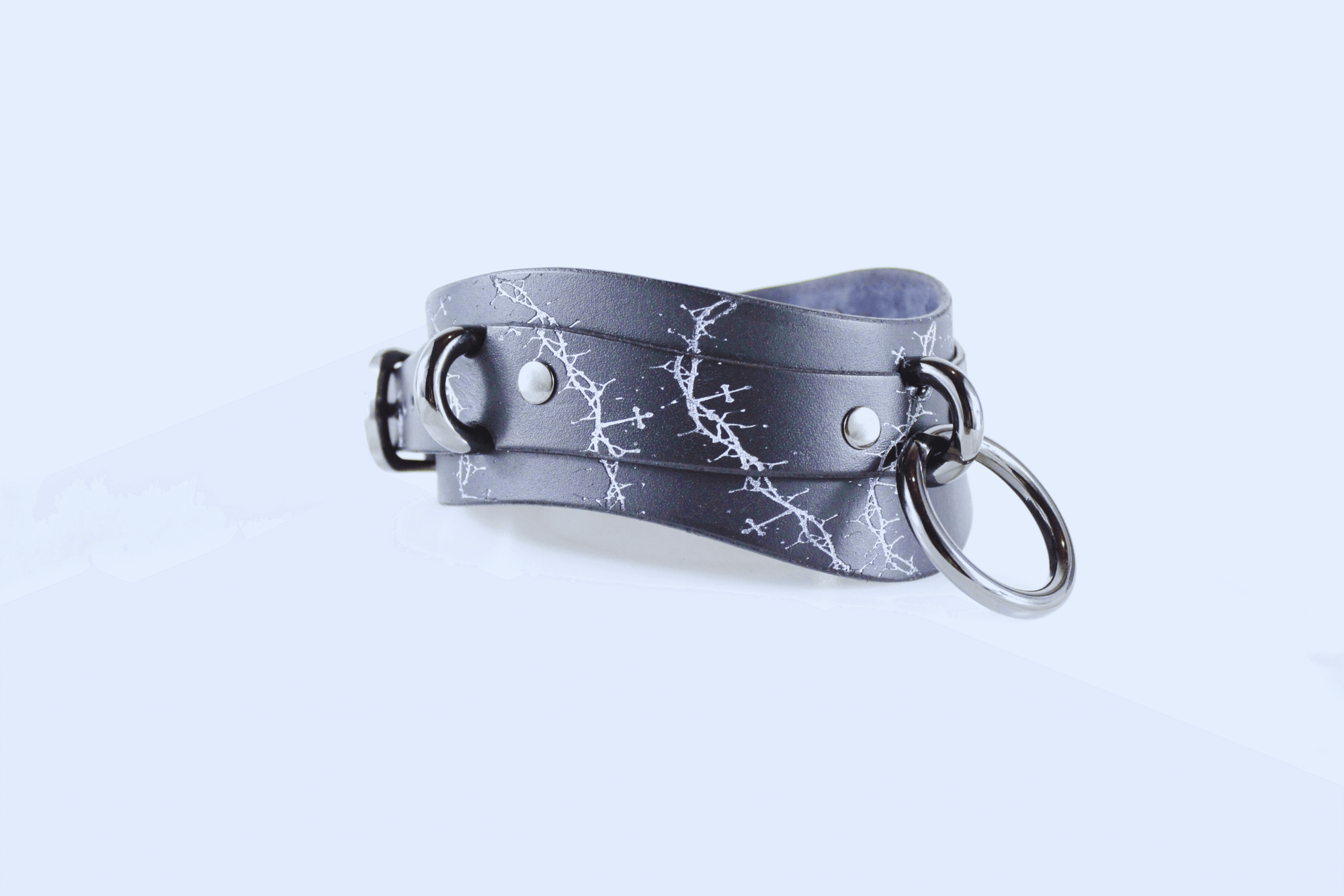 Thorned Submissive Collar – Gothic BDSM Choker with thorn pattern and metal accents.