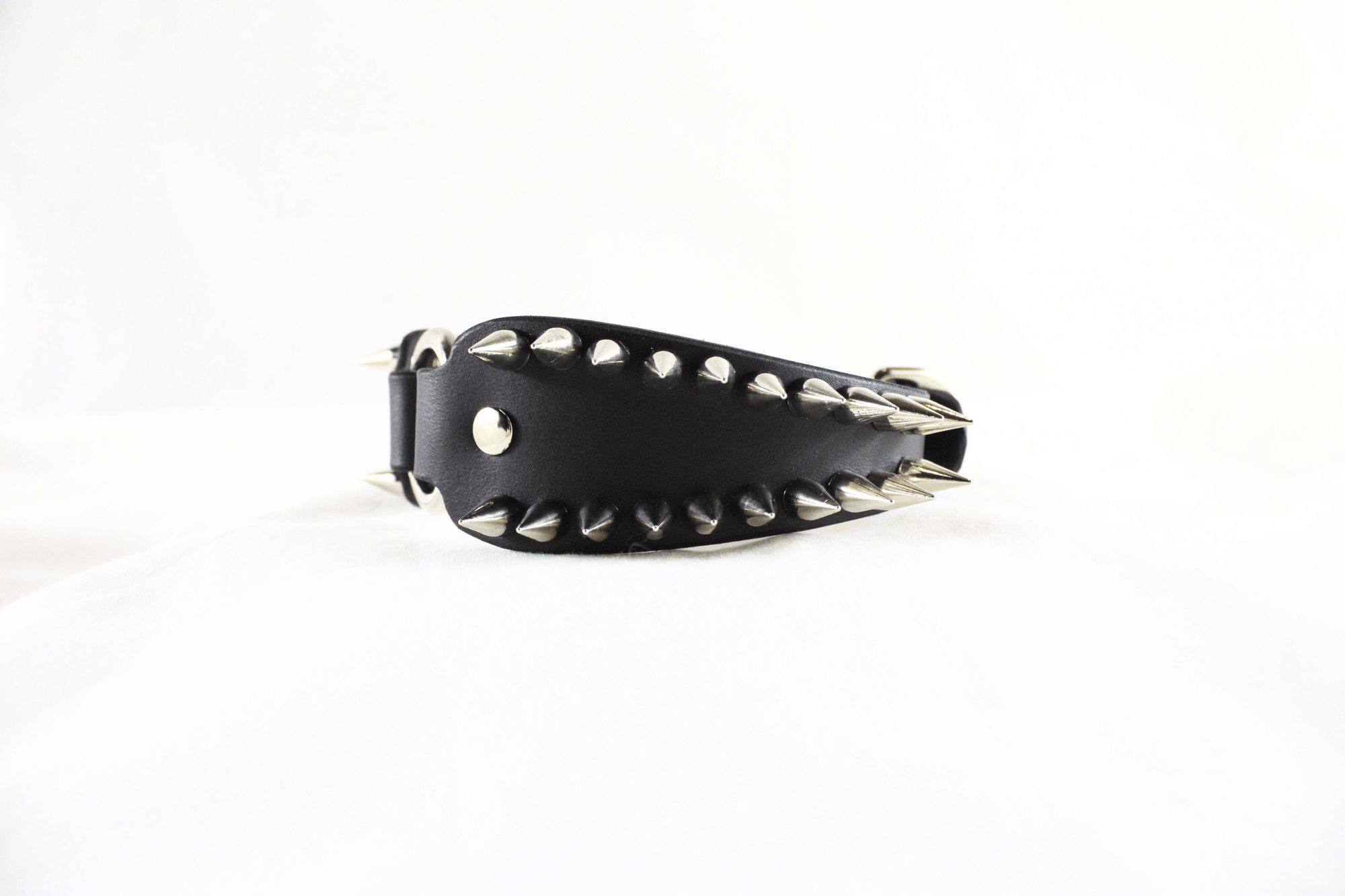 Spiked Submissive Collar – Gothic BDSM choker with metal spikes and polished D-rings, perfect for fetish fashion.