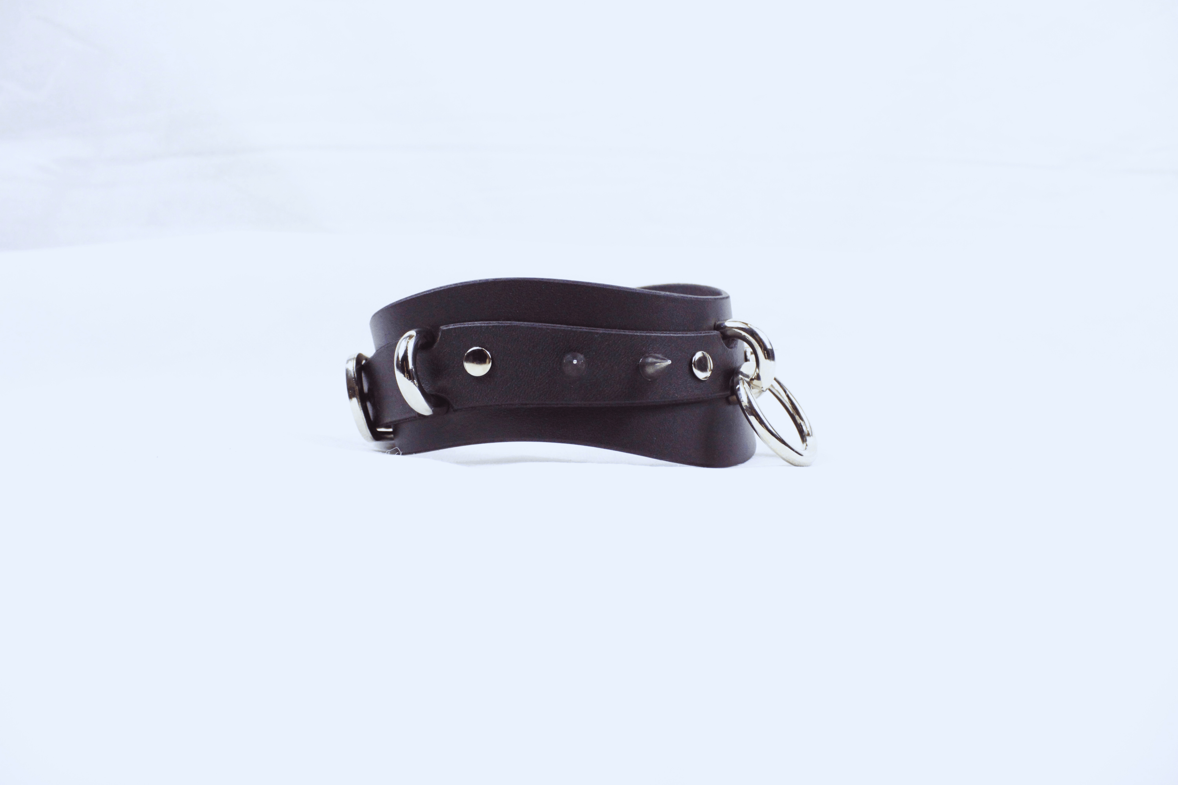 Getoogde BDSM Halsband Met Spikes – Brede Leren Houding-Choker in zwart leer met O-ringen