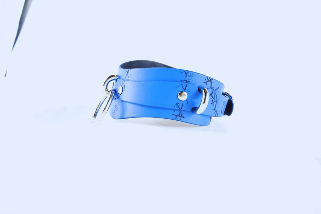Barbed BDSM Collar in blue leather with etched barbed motif and polished rings for a stylish and comfortable fit.