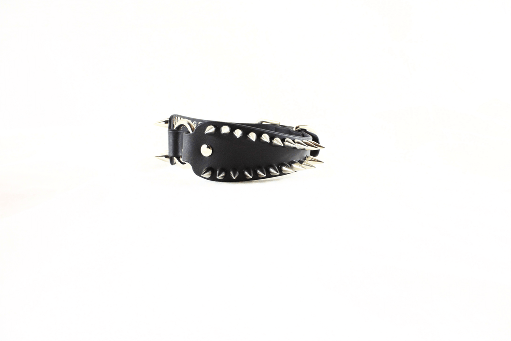 Spiked Submissive Collar – Gothic BDSM Choker With Metal Spikes, showcasing sharp spikes and leather design.