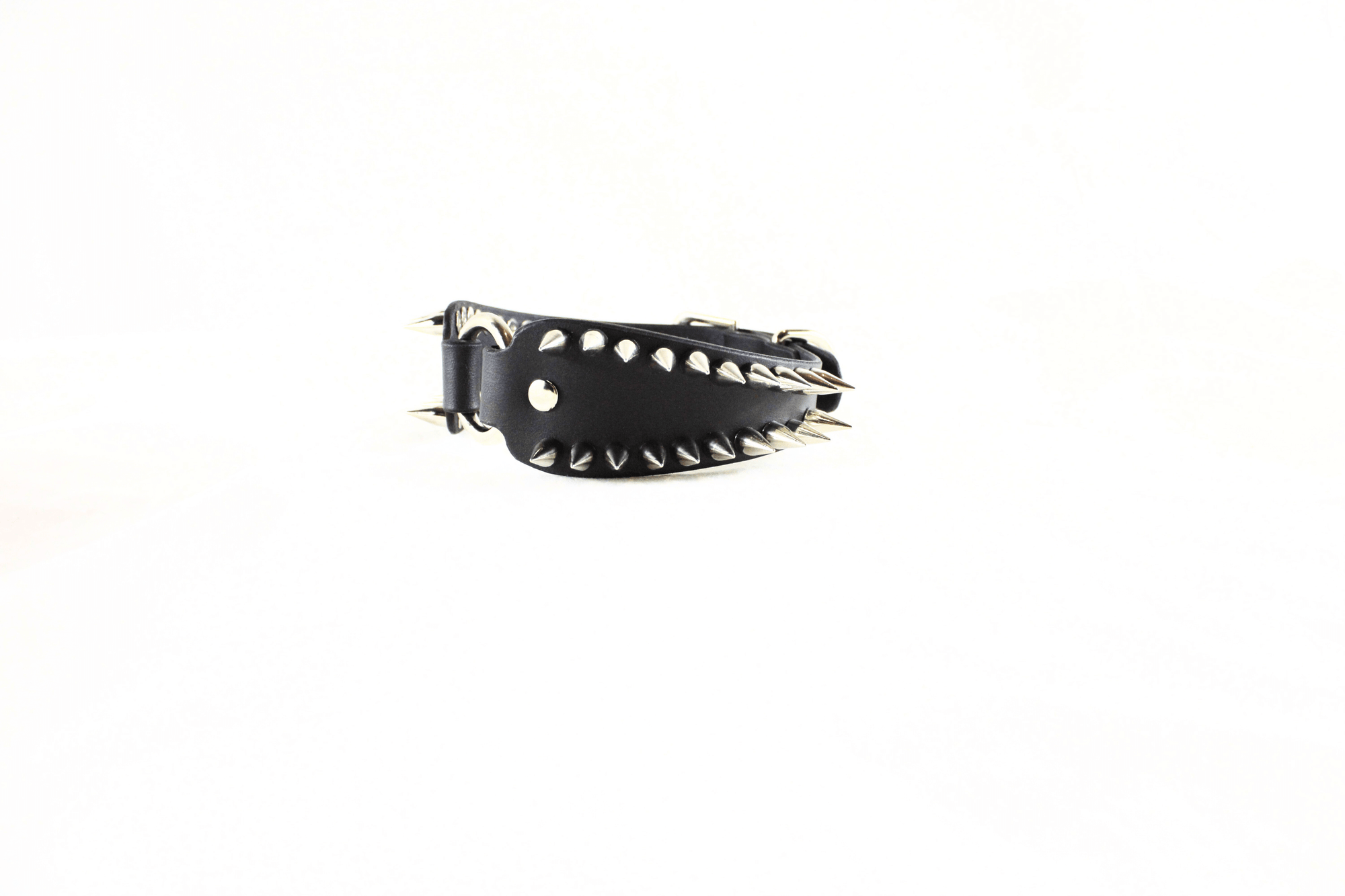 Spiked Submissive Collar – Gothic BDSM Choker With Metal Spikes, showcasing sharp spikes and leather design.