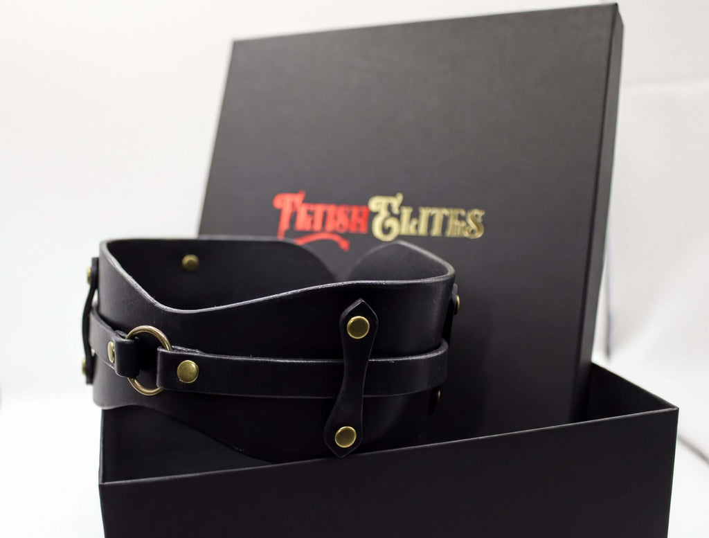 Submissive collar choker with O-ring, perfect for BDSM and edgy fashion scenes, presented in a stylish box.