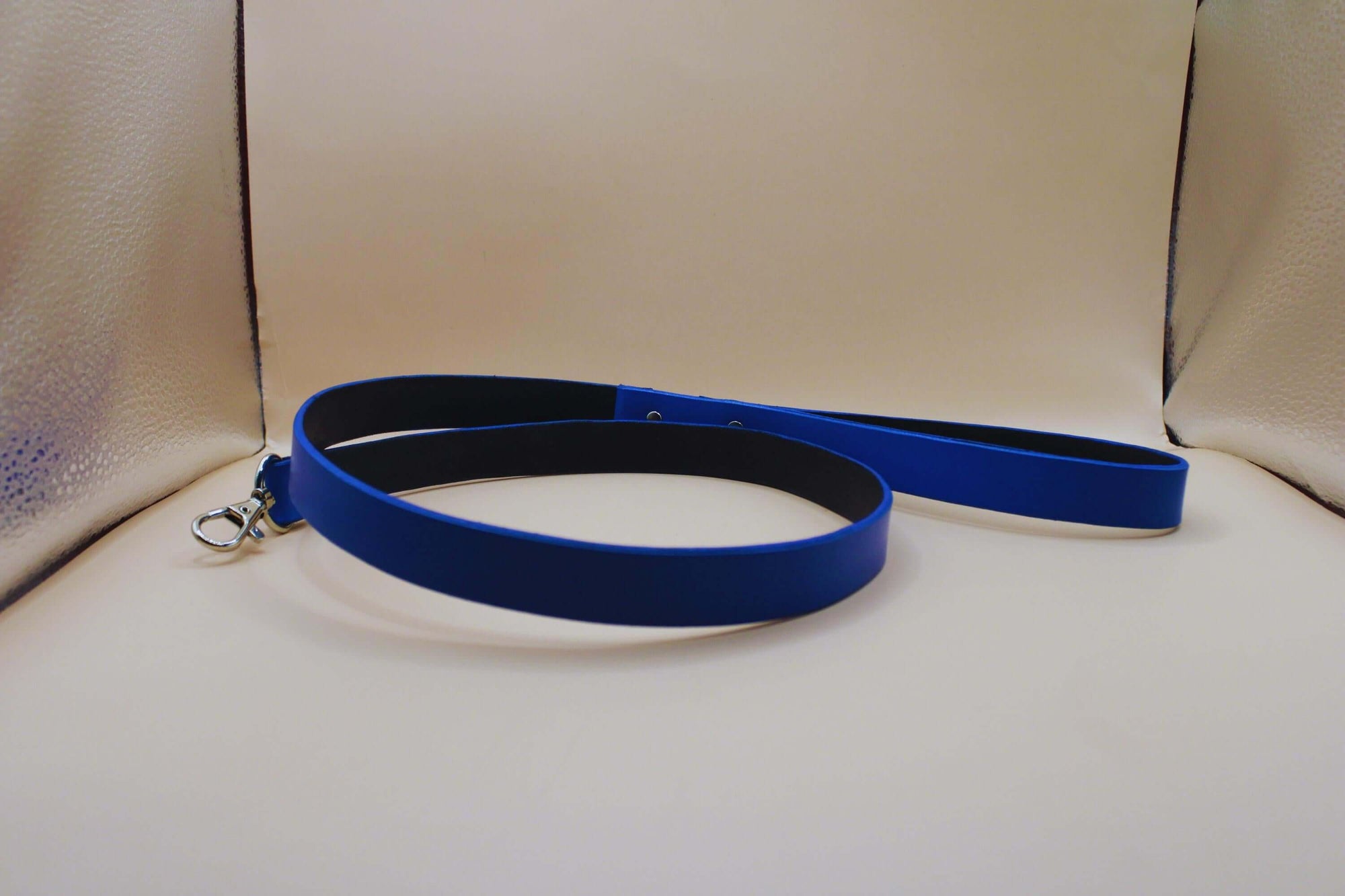 90cm blue leather BDSM leash with chrome hardware for submissive play and bondage gear.