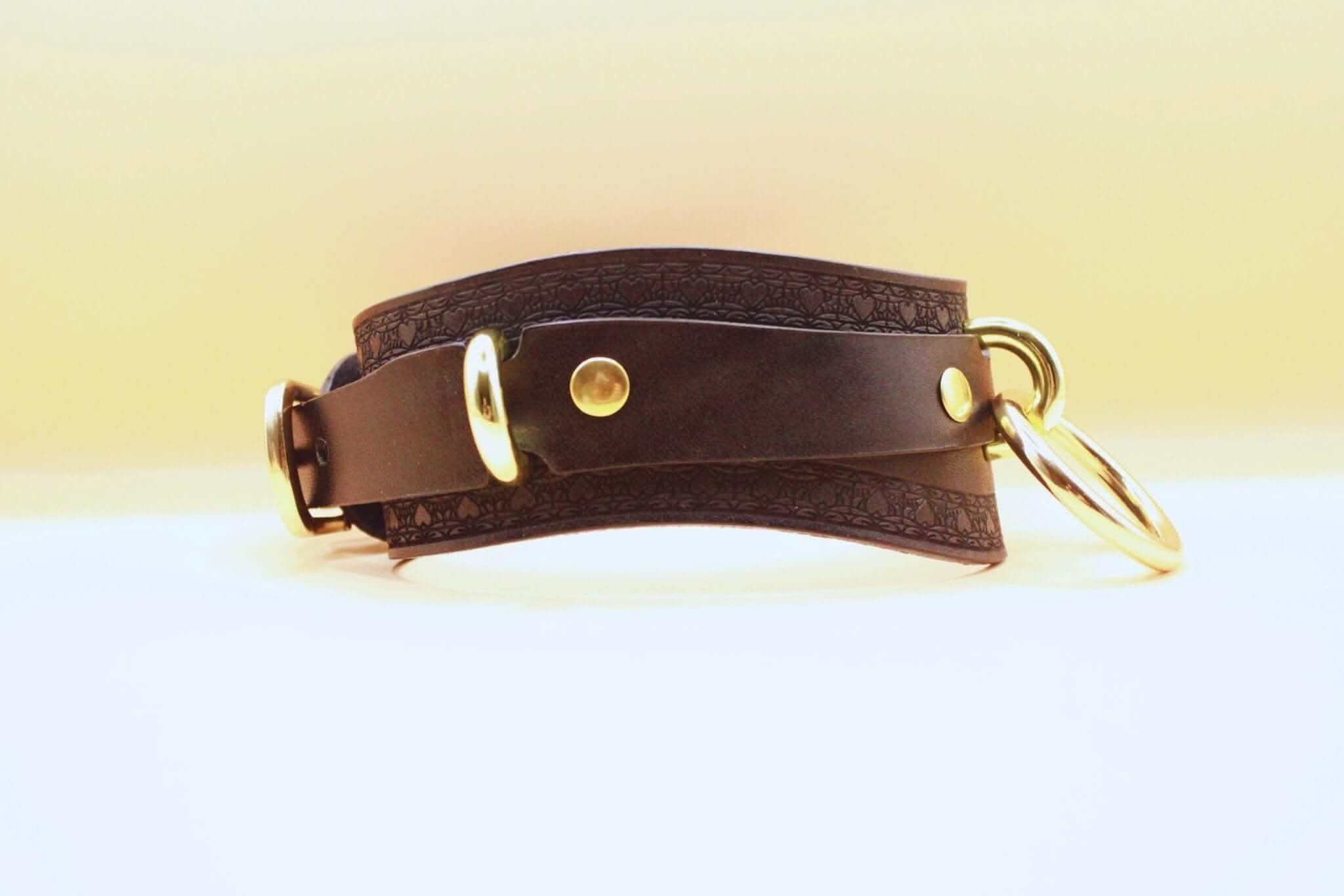 Discreet black leather BDSM collar with gold accents, ideal for submissive jewelry and everyday wear.