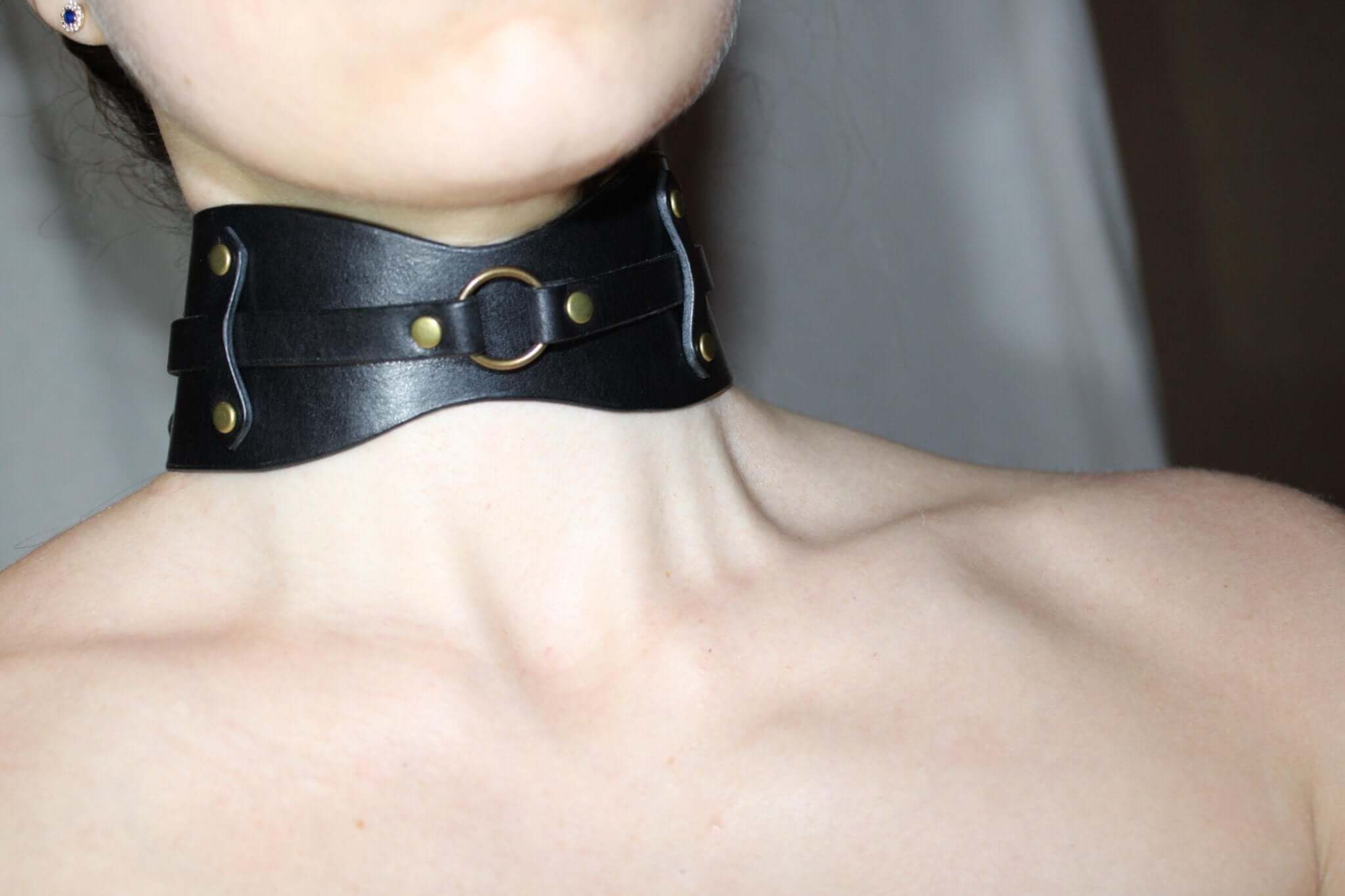 Stylish leather choker collar with O-ring detail, perfect for BDSM and submissive fashion scenes.