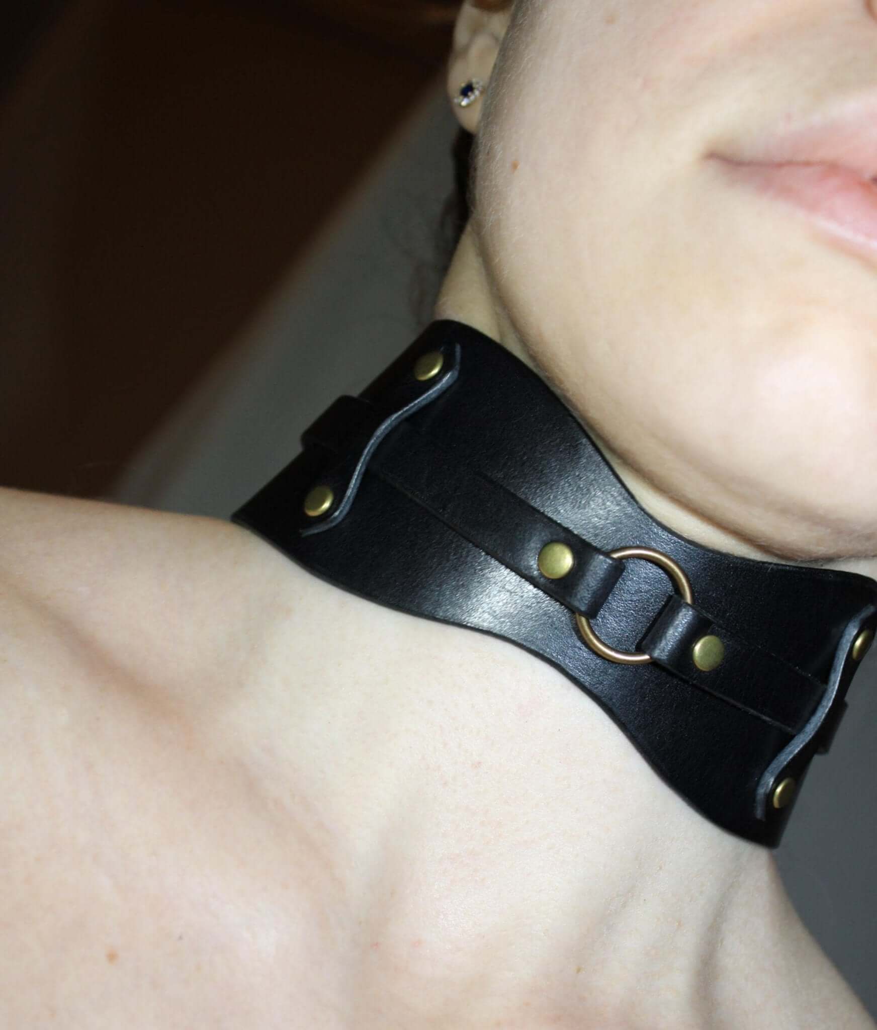 Stylish black leather collar choker with O-ring, perfect for BDSM and submissive jewelry enthusiasts.