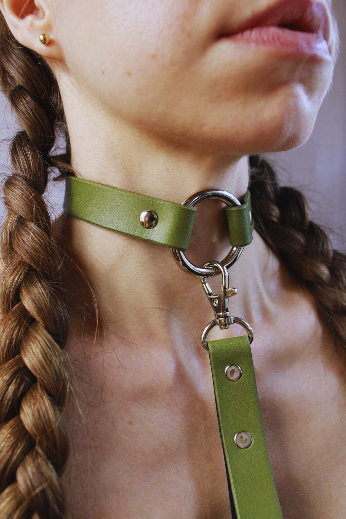 Leather green choker and leash set, perfect for BDSM, submissive wear, and elegant bondage style.