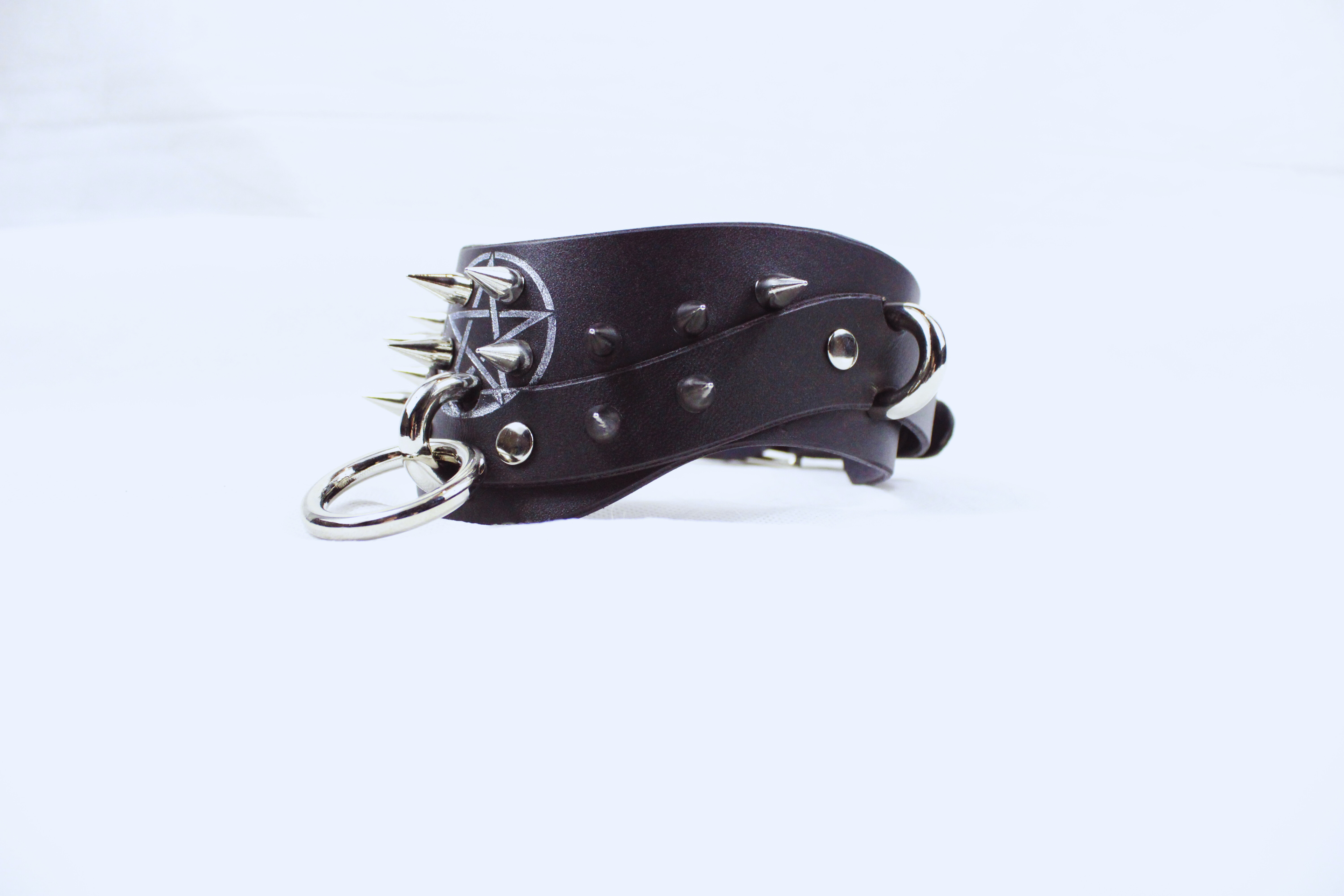 Pentagram BDSM Collar – Spiked posture submissive choker with O-Rings, handcrafted from leather.