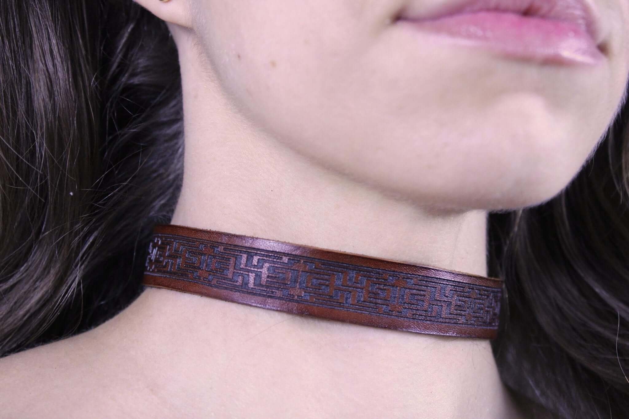 Elegant brown leather submissive collar, perfect for daywear and BDSM aesthetics, adding charm to submissive jewelry.