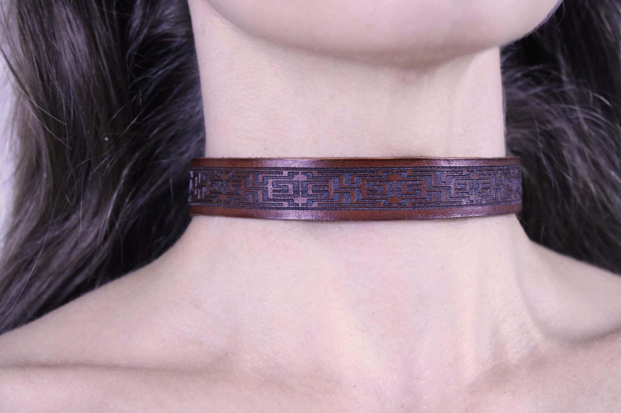 Brown leather submissive collar designed for discreet daywear and bondage elegance, perfect for BDSM jewelry and fashion.